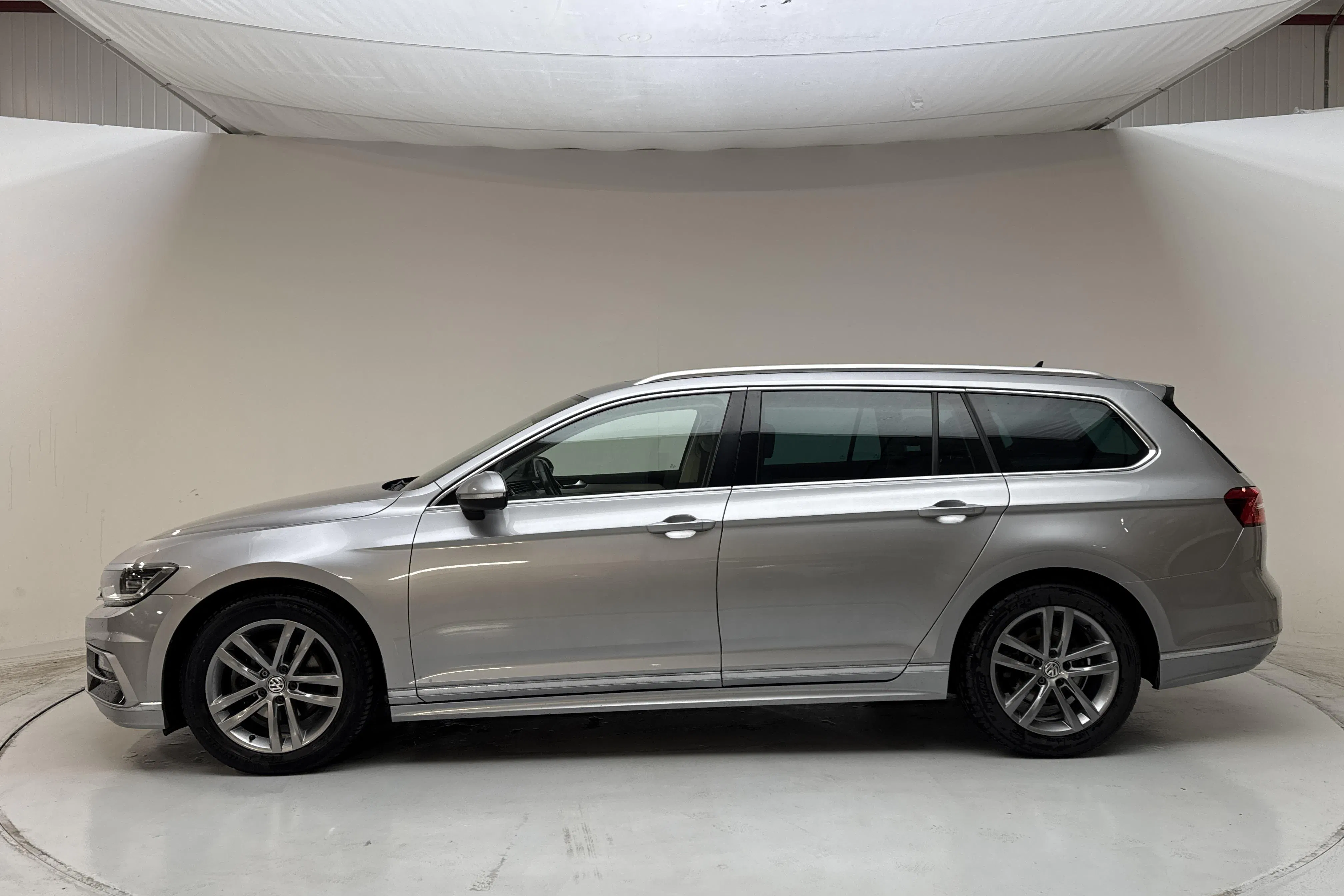 Presentation photo 2 of 15: VW Passat 2.0 TDI Sportscombi (190hk) - 189 310 km - Automatic - silver - 2019