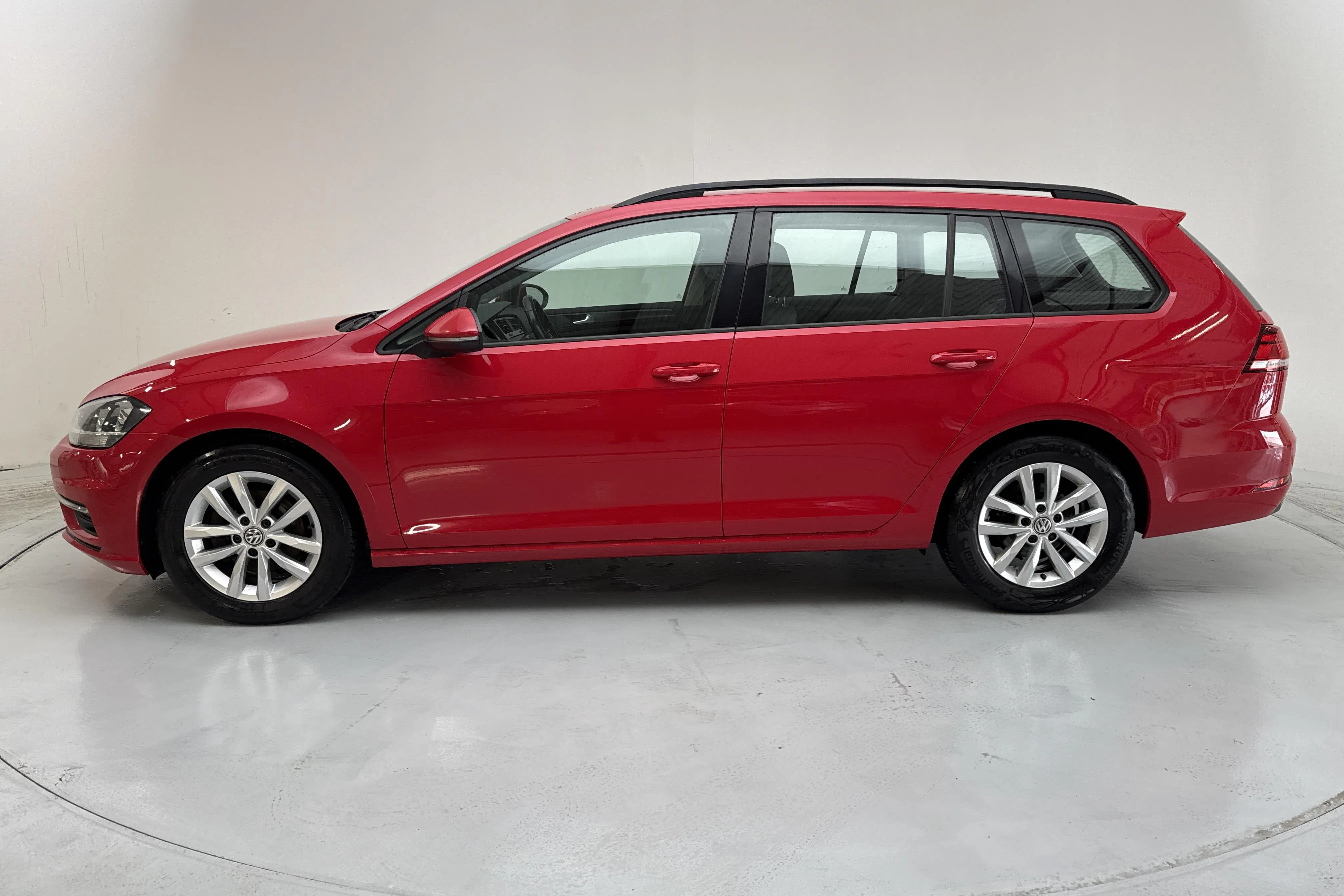 Presentation photo 2 of 14: VW Golf VII 1.0 TSI Sportscombi (110hk) - 184 490 km - Manual - red - 2018