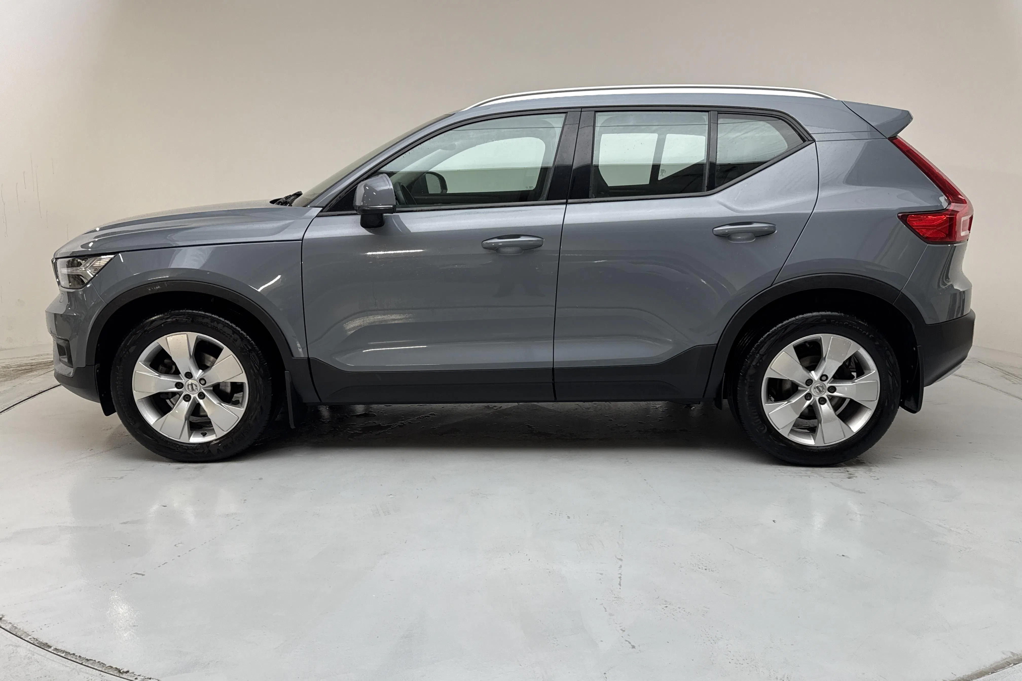 Presentationsfoto 2 av 15: Volvo XC40 D3 2WD (150hk) - 5 451 mil - Automat - grå - 2020