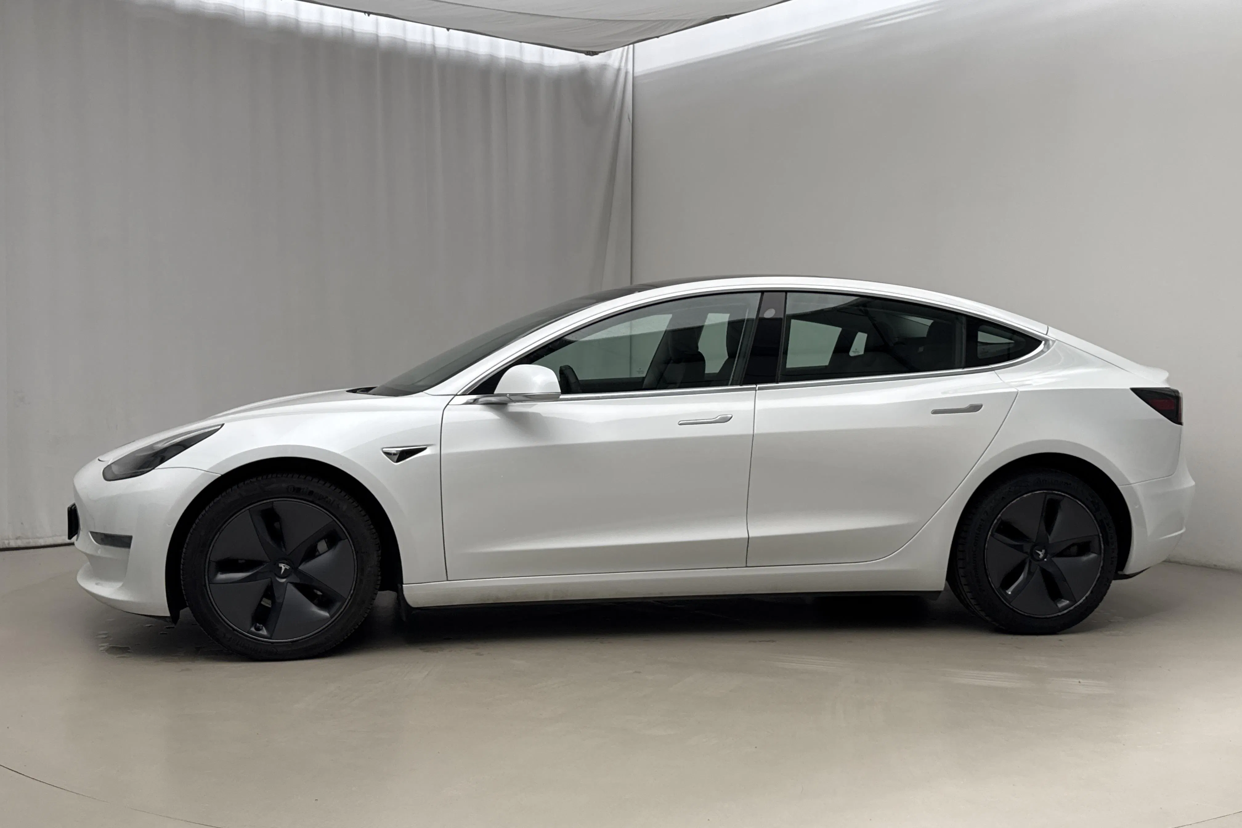 Presentationsfoto 2 av 25: Tesla Model 3 Long Range Dual Motor AWD - 13 364 mil - Automat - vit - 2020