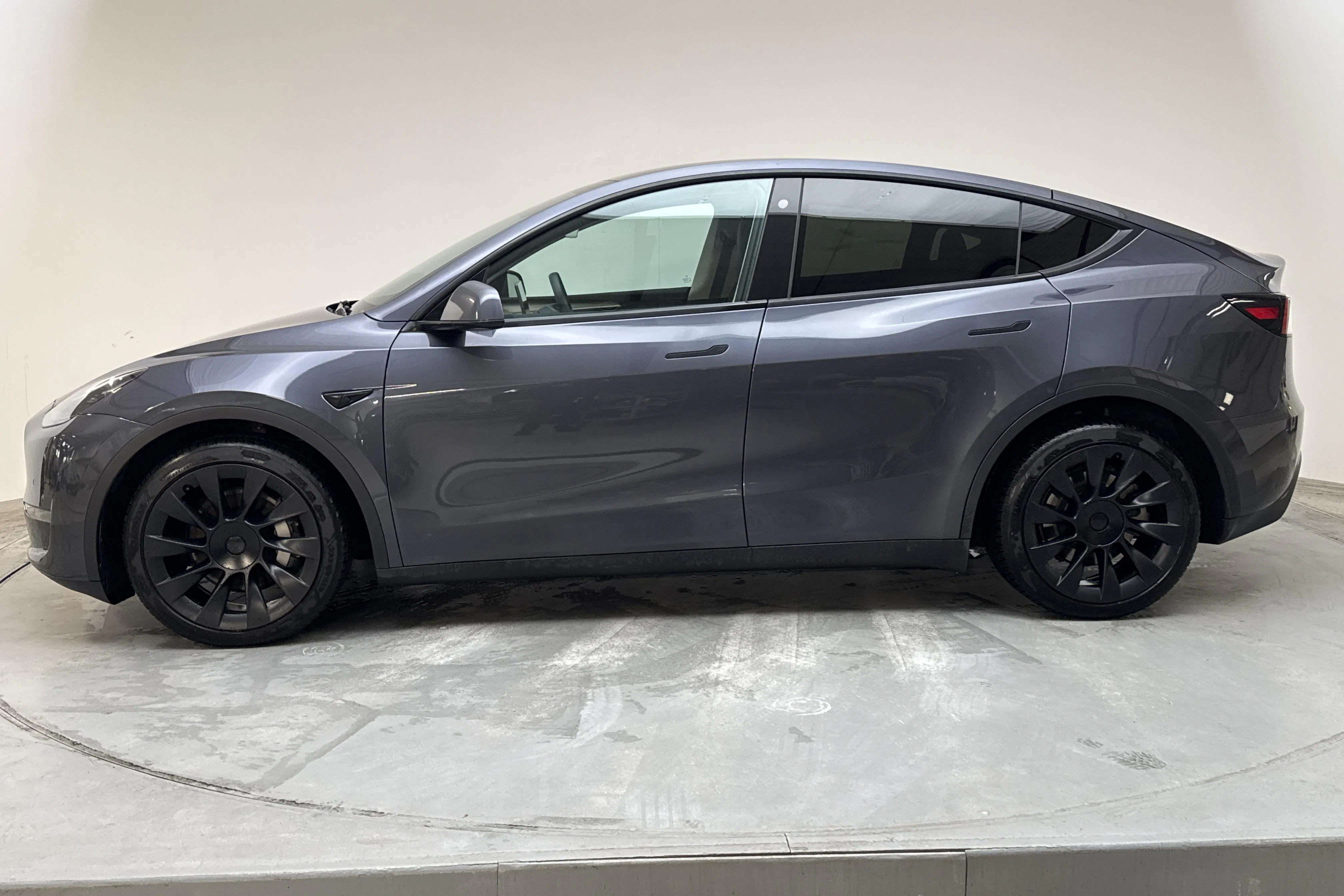 Presentationsfoto 2 av 16: Tesla Model Y Long Range Dual Motor AWD - 18 847 mil - Automat - grå - 2022