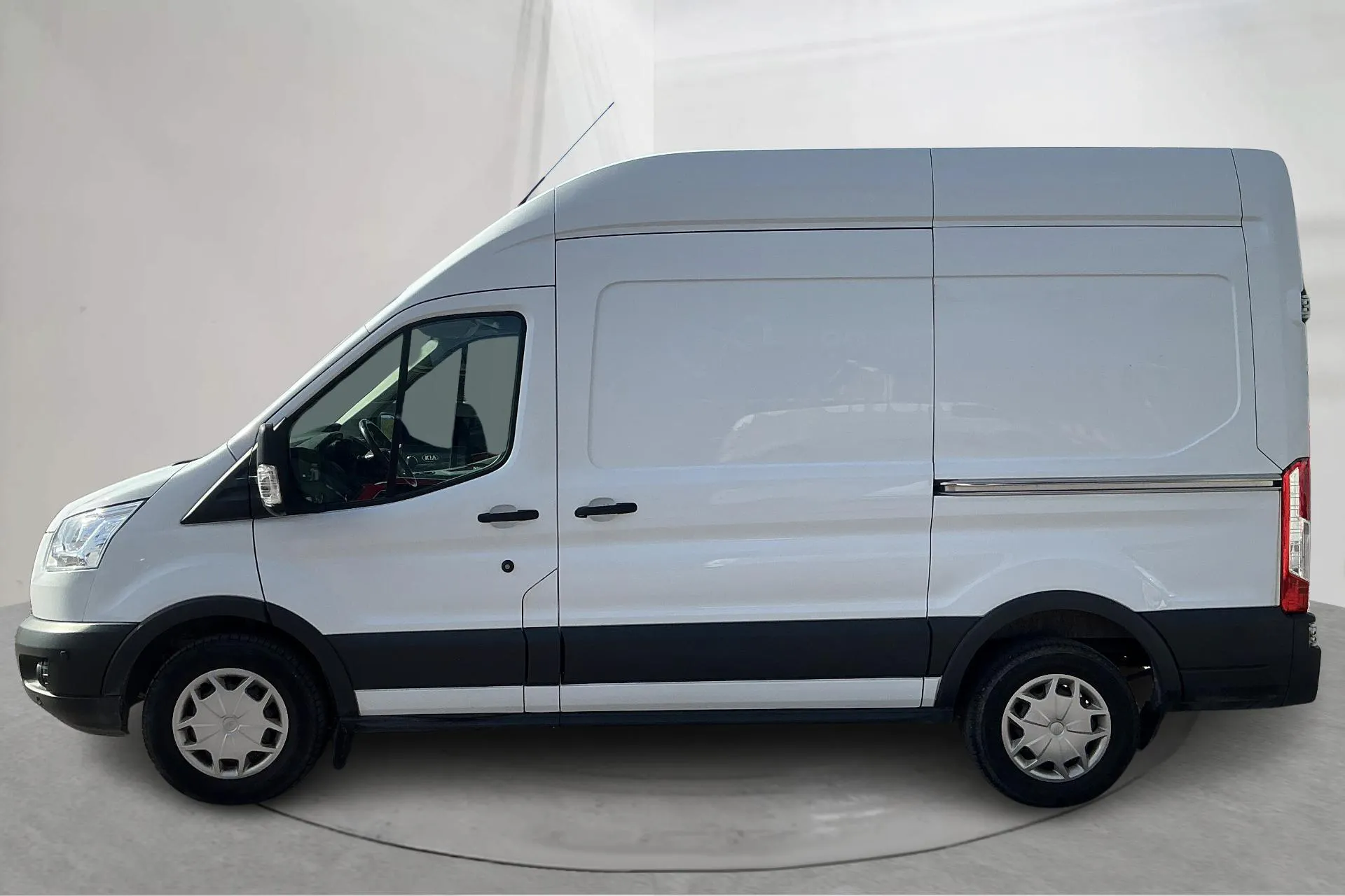 Presentationsfoto 2 av 13: Ford Transit 350 2.0 TDCi AWD Skåp (170hk) - 6 252 mil - Manuell - vit - 2017
