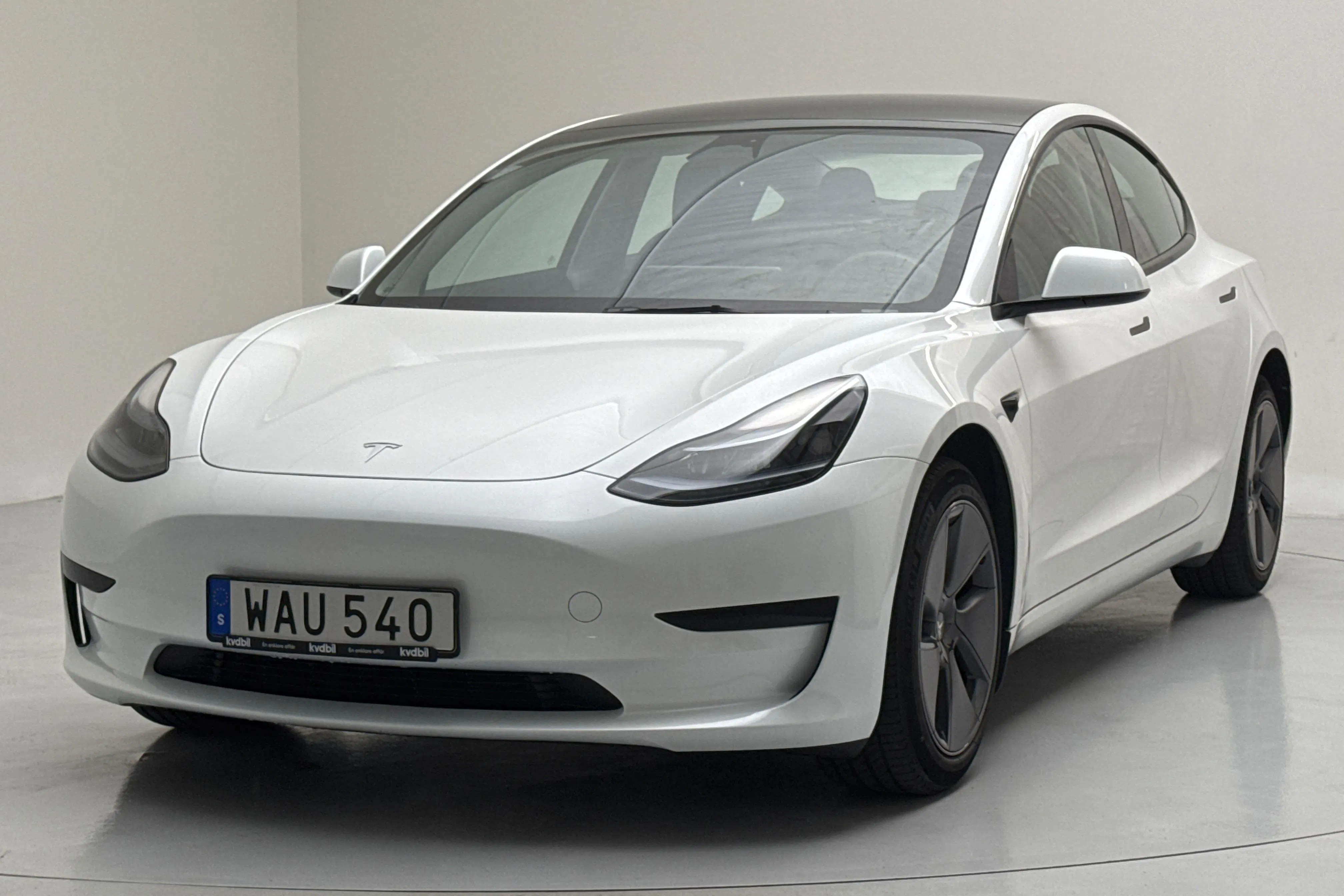 Presentationsfoto 1 av 18: Tesla Model 3 Standard Range RWD - 5 165 mil - Automat - vit - 2023