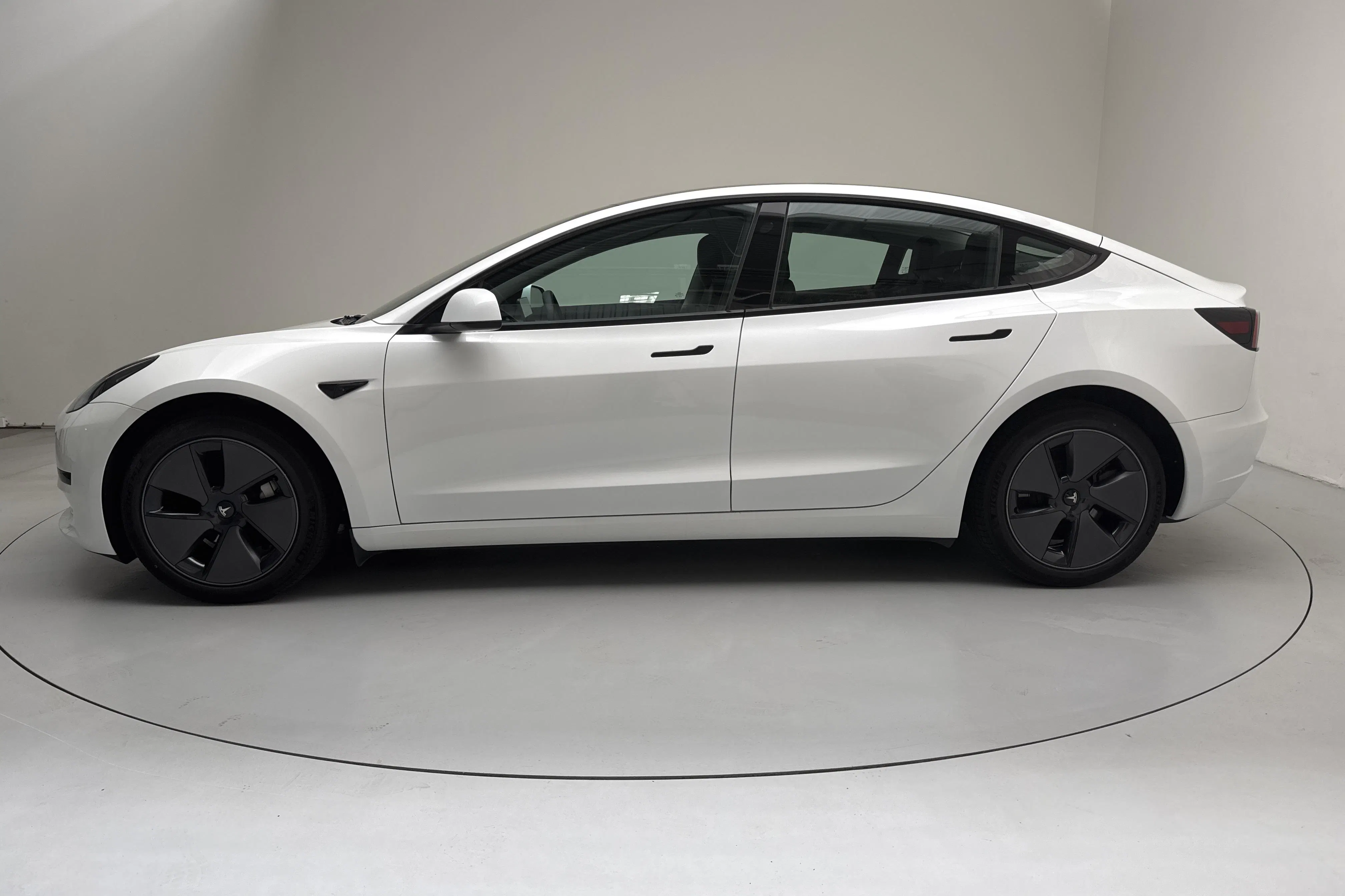 Presentationsfoto 2 av 18: Tesla Model 3 Standard Range RWD - 5 165 mil - Automat - vit - 2023