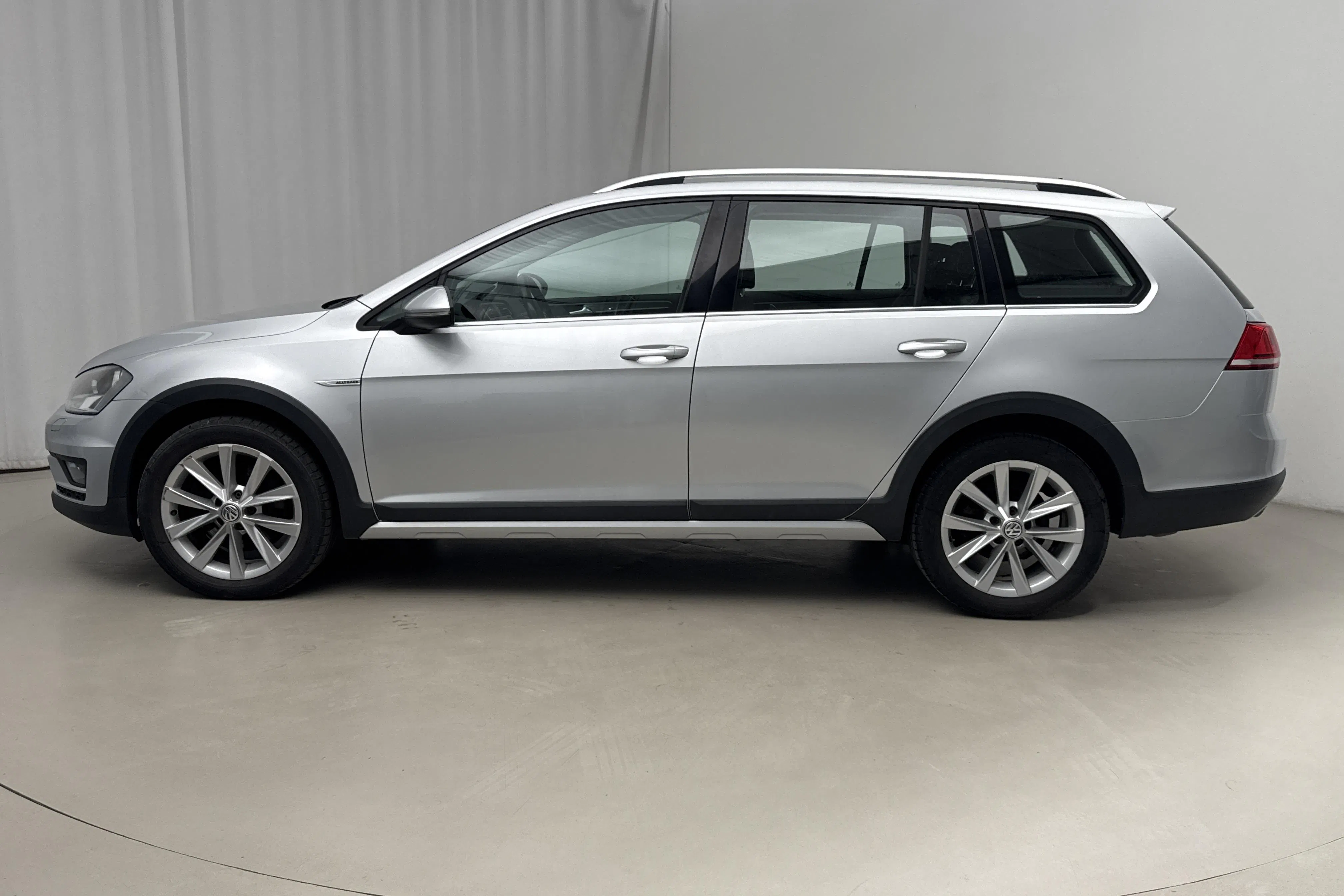 Presentationsfoto 2 av 18: VW Golf Alltrack 2.0 TDI 4Motion (184hk) - 14 273 mil - Automat - silver - 2016