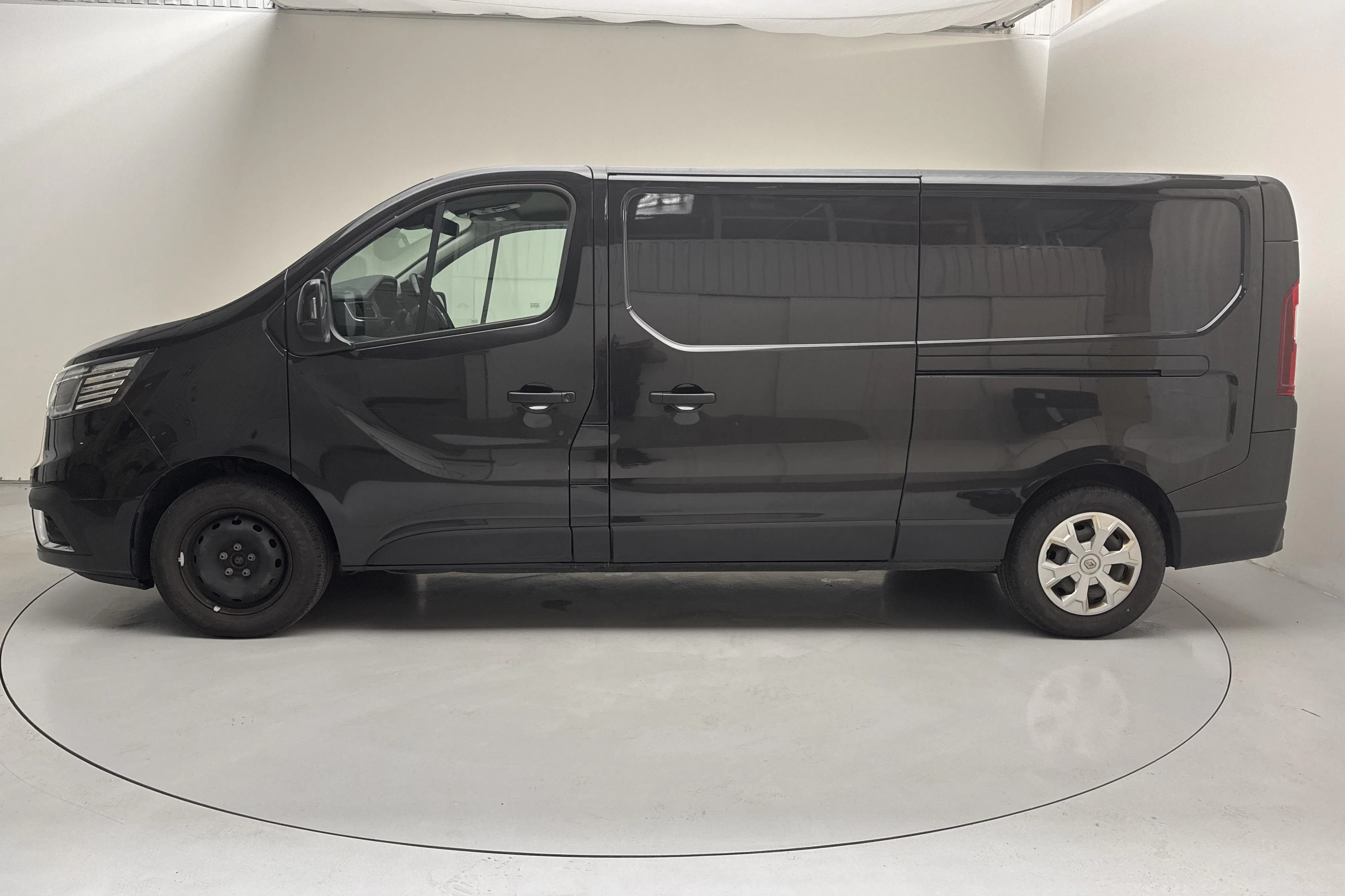 Presentation photo 2 of 13: Renault Trafic 2.0 dCi Skåp (150hk) - 174 150 km - Automatic - black - 2024