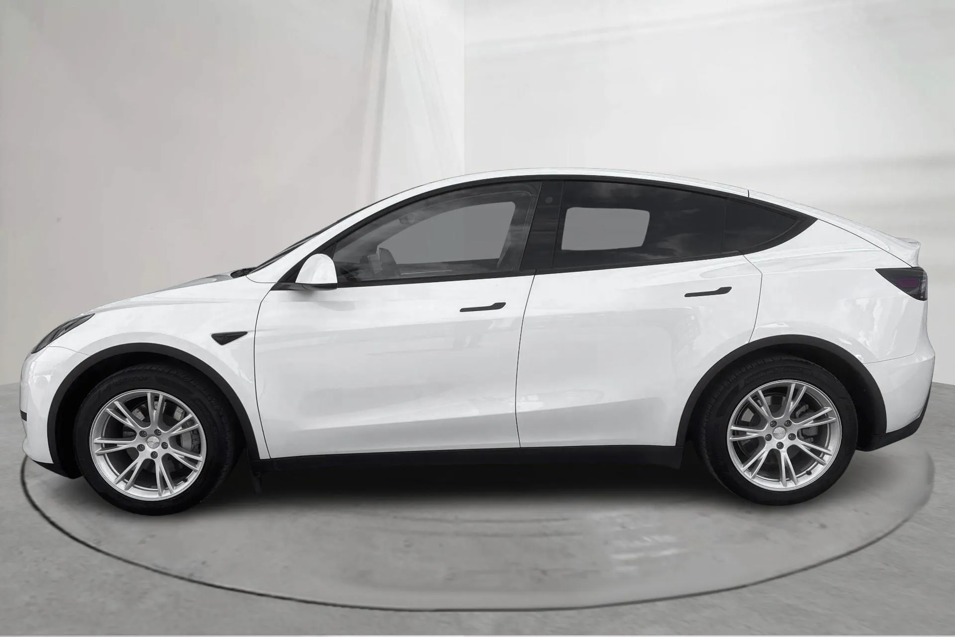 Presentation photo 2 of 21: Tesla Model Y RWD - 32 230 km - Automatic - white - 2023