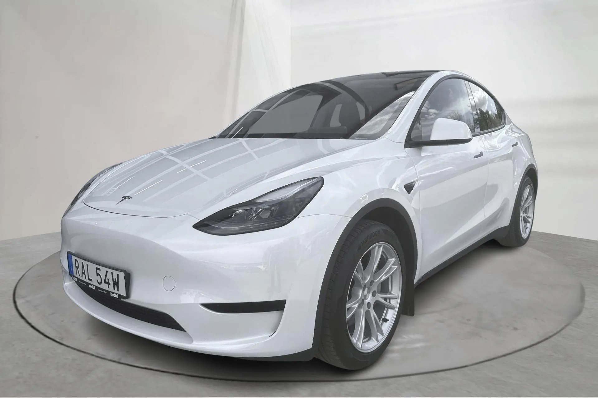 Presentation photo 1 of 21: Tesla Model Y RWD - 32 230 km - Automatic - white - 2023