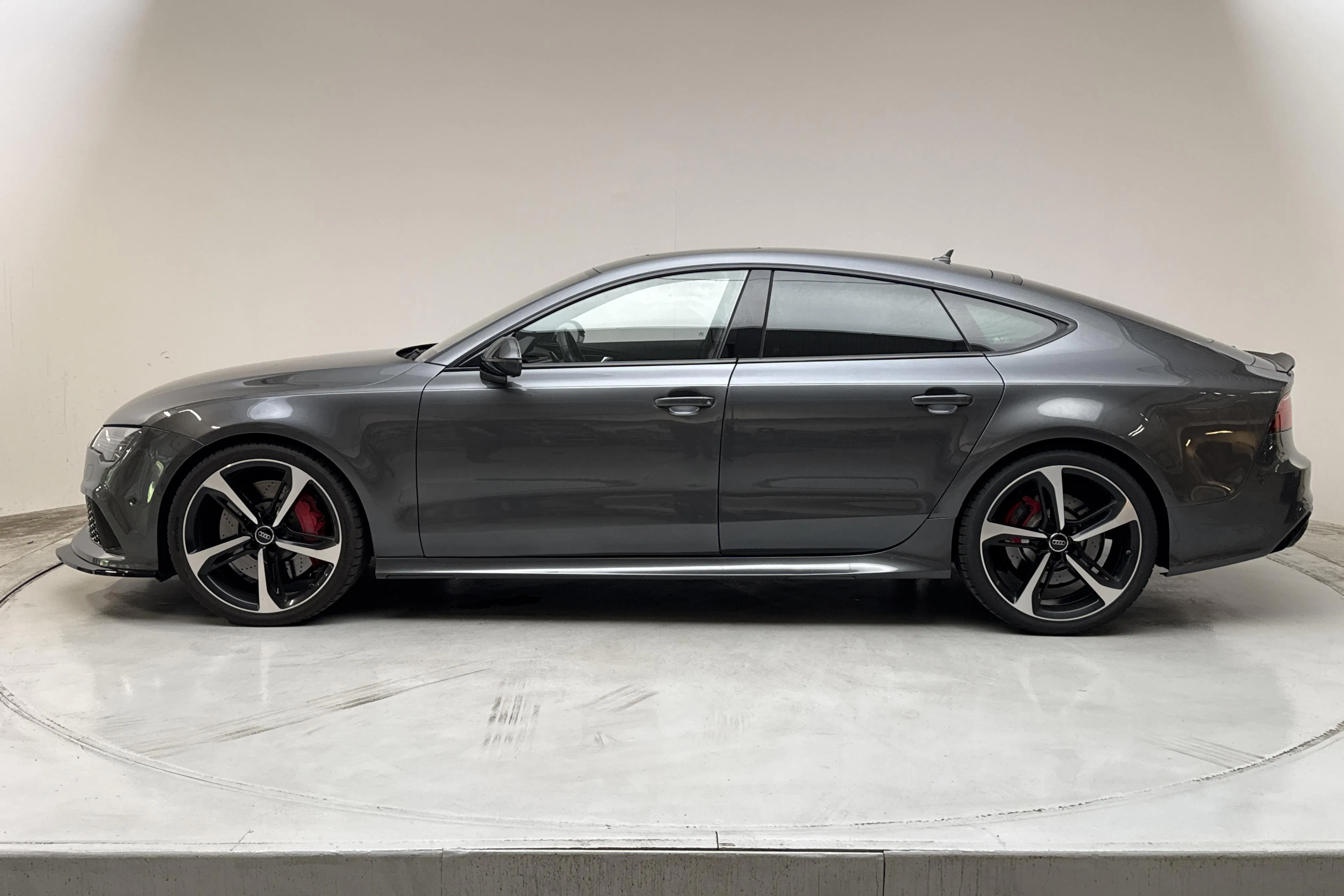 Presentationsfoto 2 av 21: Audi RS7 4.0 TFSI (560hk) - 16 178 mil - Automat - grå - 2015