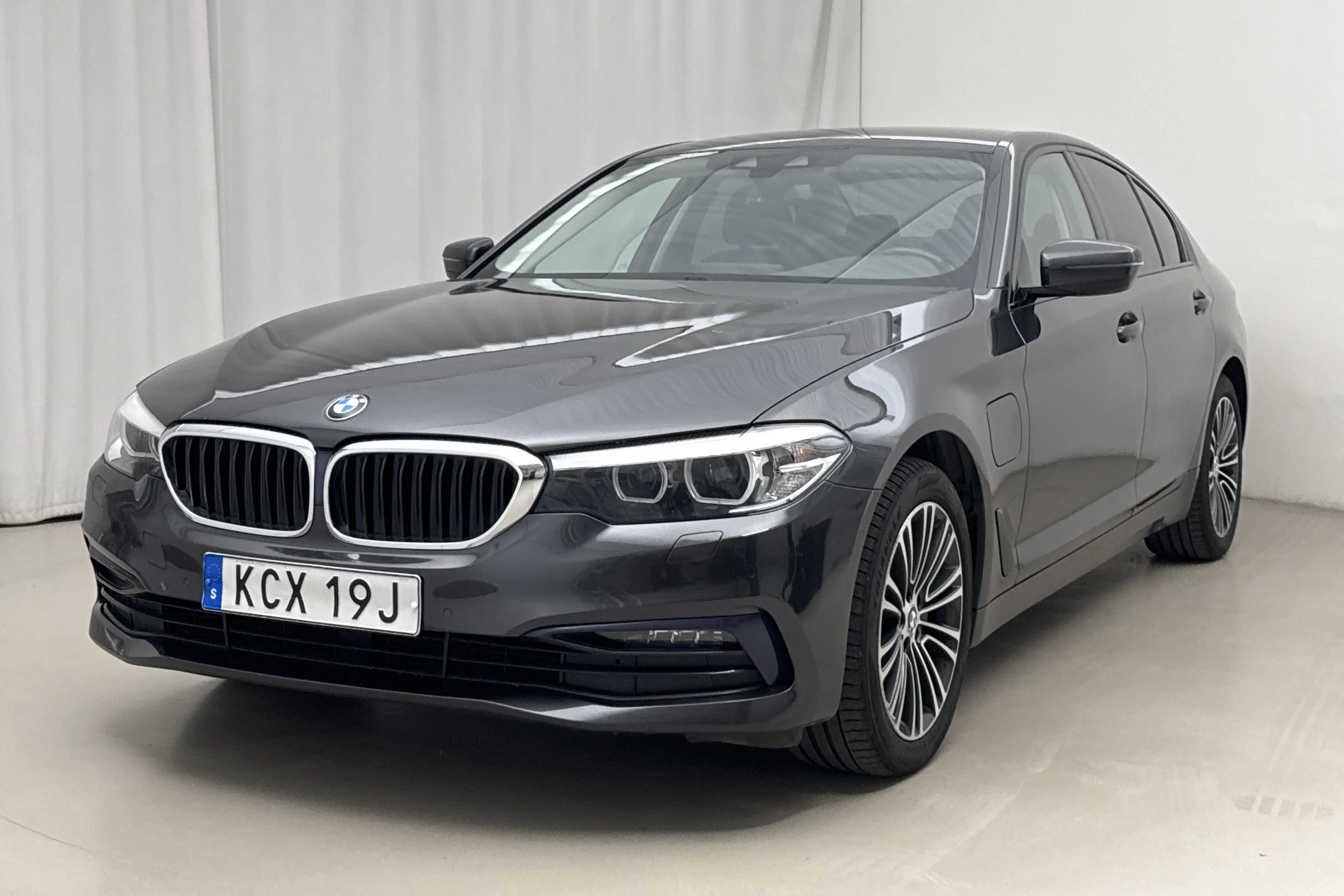 Presentationsfoto 1 av 21: BMW 530e xDrive iPerformance Sedan, G30 12kWh (252hk) - 12 556 mil - Automat - grå - 2020