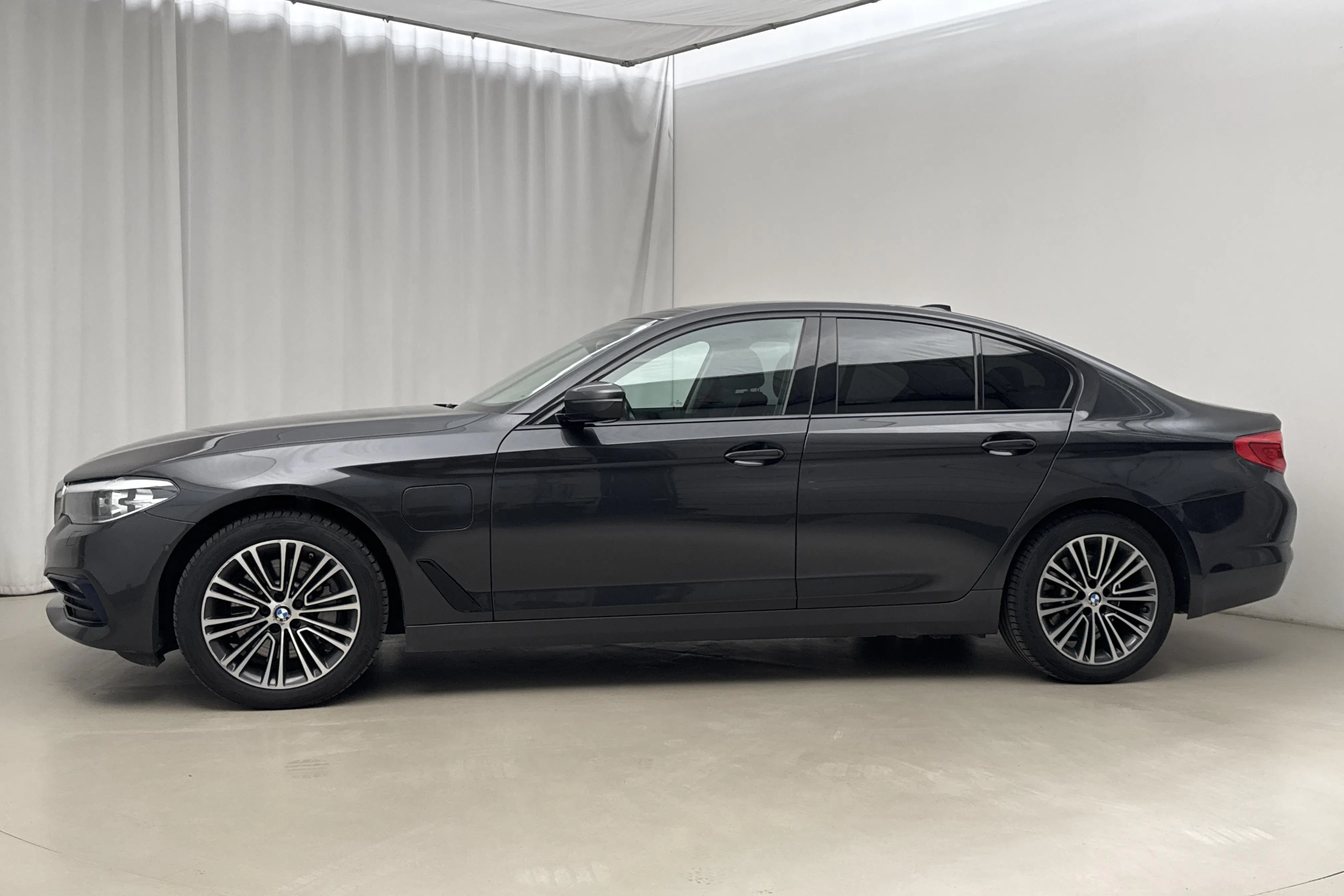 Presentationsfoto 2 av 21: BMW 530e xDrive iPerformance Sedan, G30 12kWh (252hk) - 12 556 mil - Automat - grå - 2020