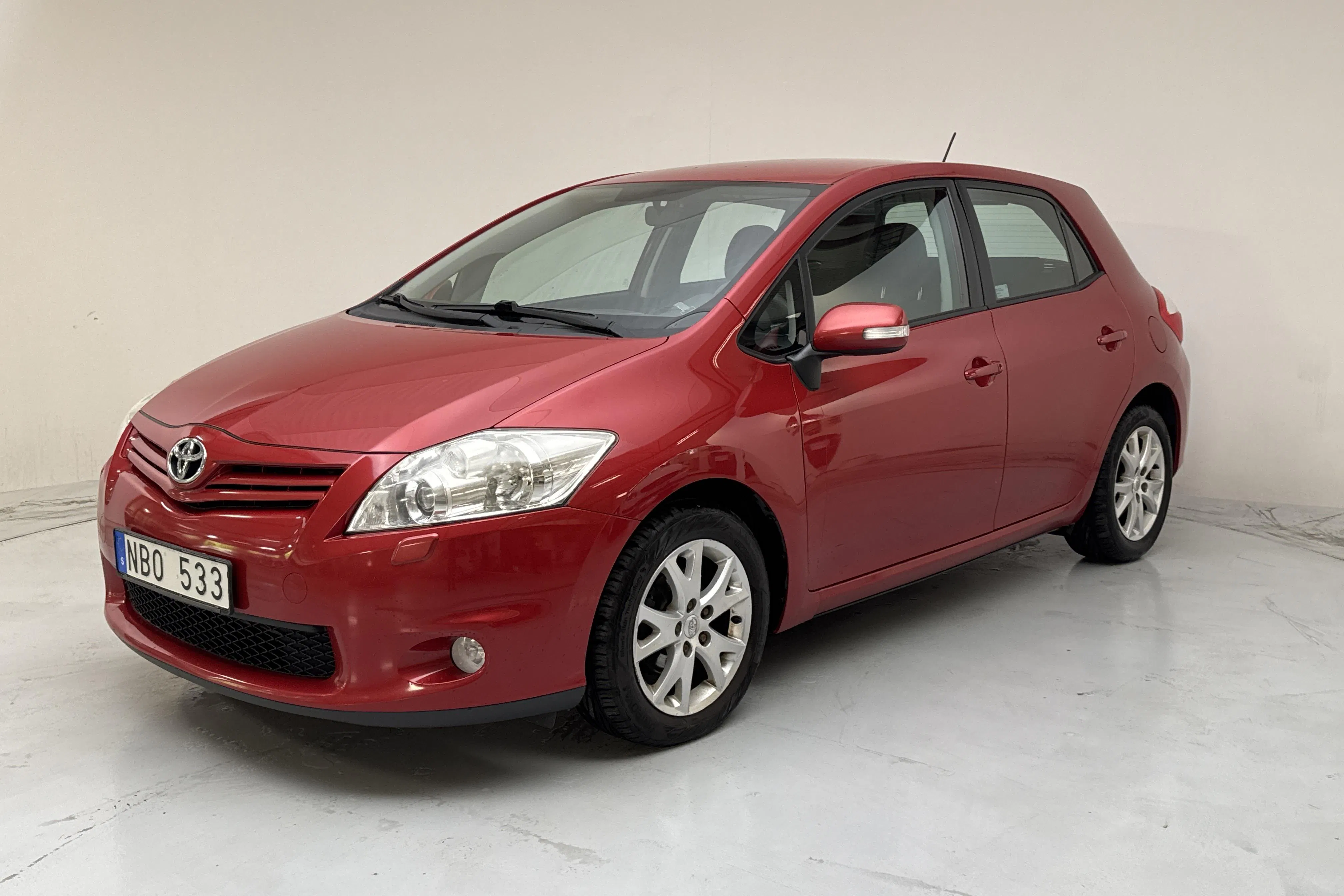 Presentationsfoto 1 av 12: Toyota Auris 1.6 VVT-i 5dr (132hk) - 18 428 mil - Manuell - Dark Red - 2012