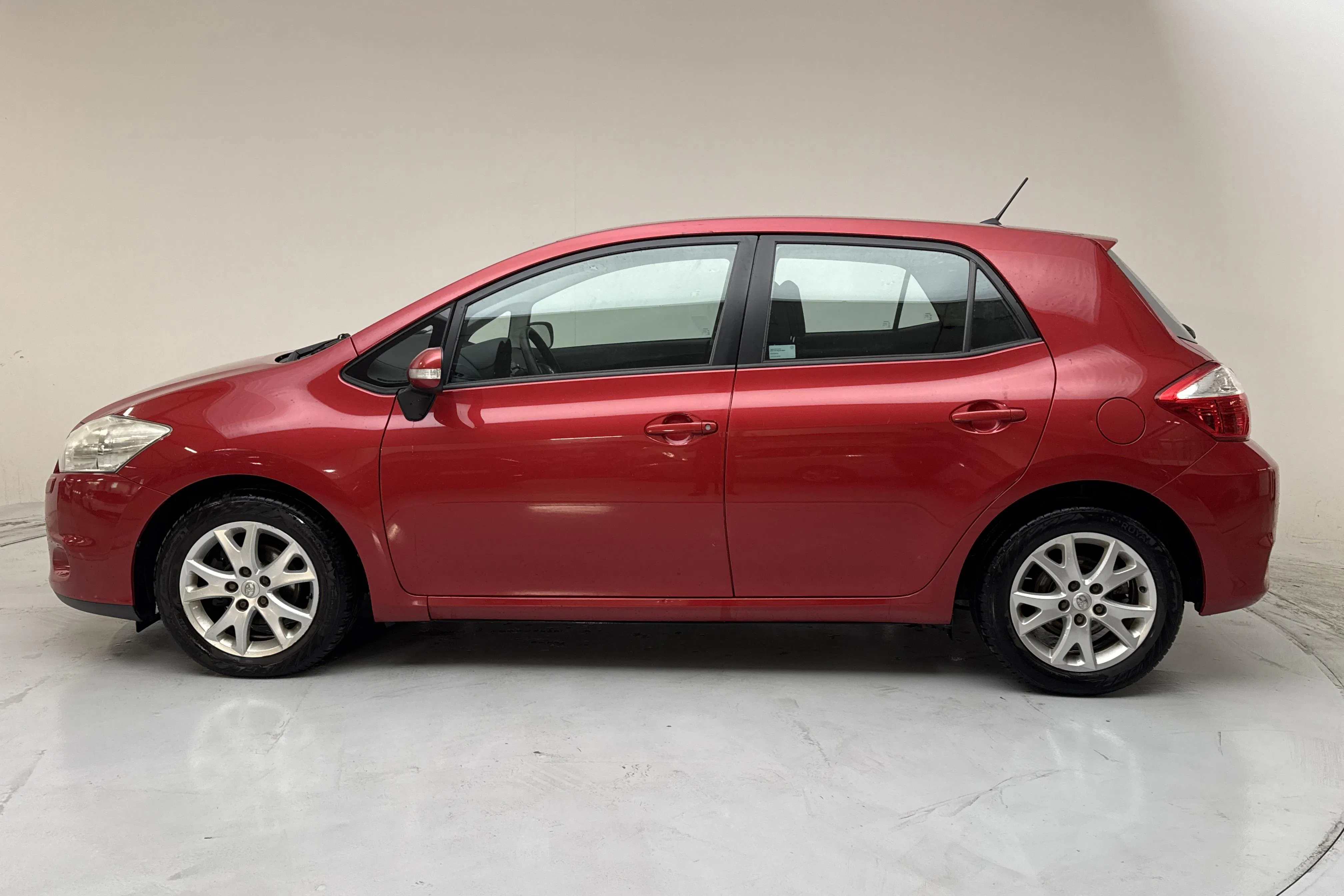 Presentationsfoto 2 av 12: Toyota Auris 1.6 VVT-i 5dr (132hk) - 18 428 mil - Manuell - Dark Red - 2012