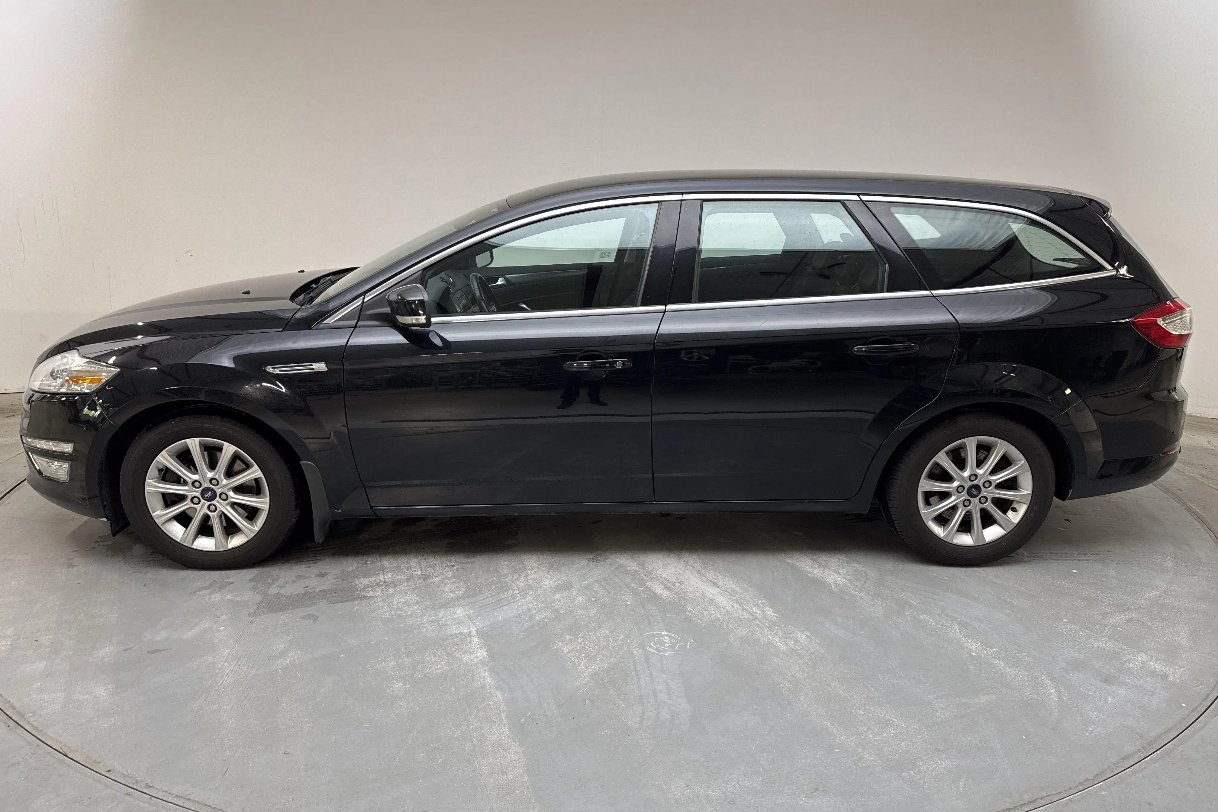 Presentation photo 2 of 12: Ford Mondeo 1.6 Duratorq TDCi Kombi (116hk) - 225 950 km - Manual - black - 2011
