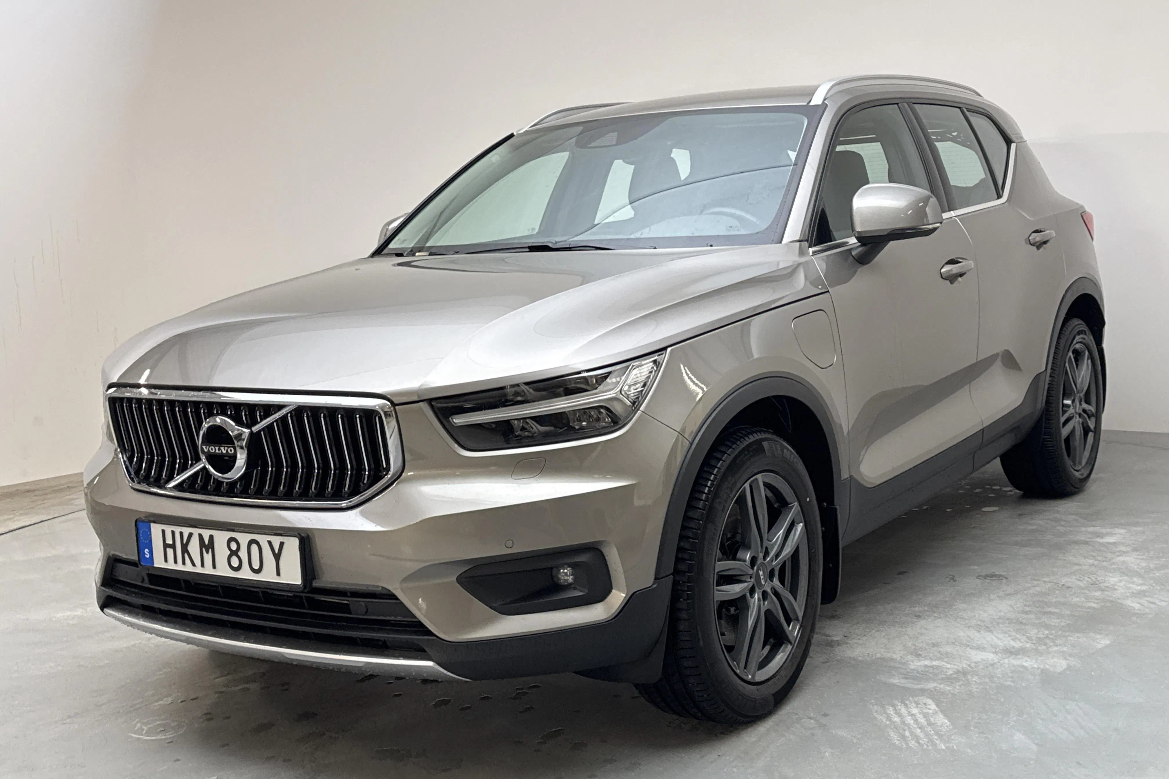 Presentationsfoto 1 av 18: Volvo XC40 T4 2WD Twin Engine (211hk) - 12 465 mil - Automat - grå - 2021