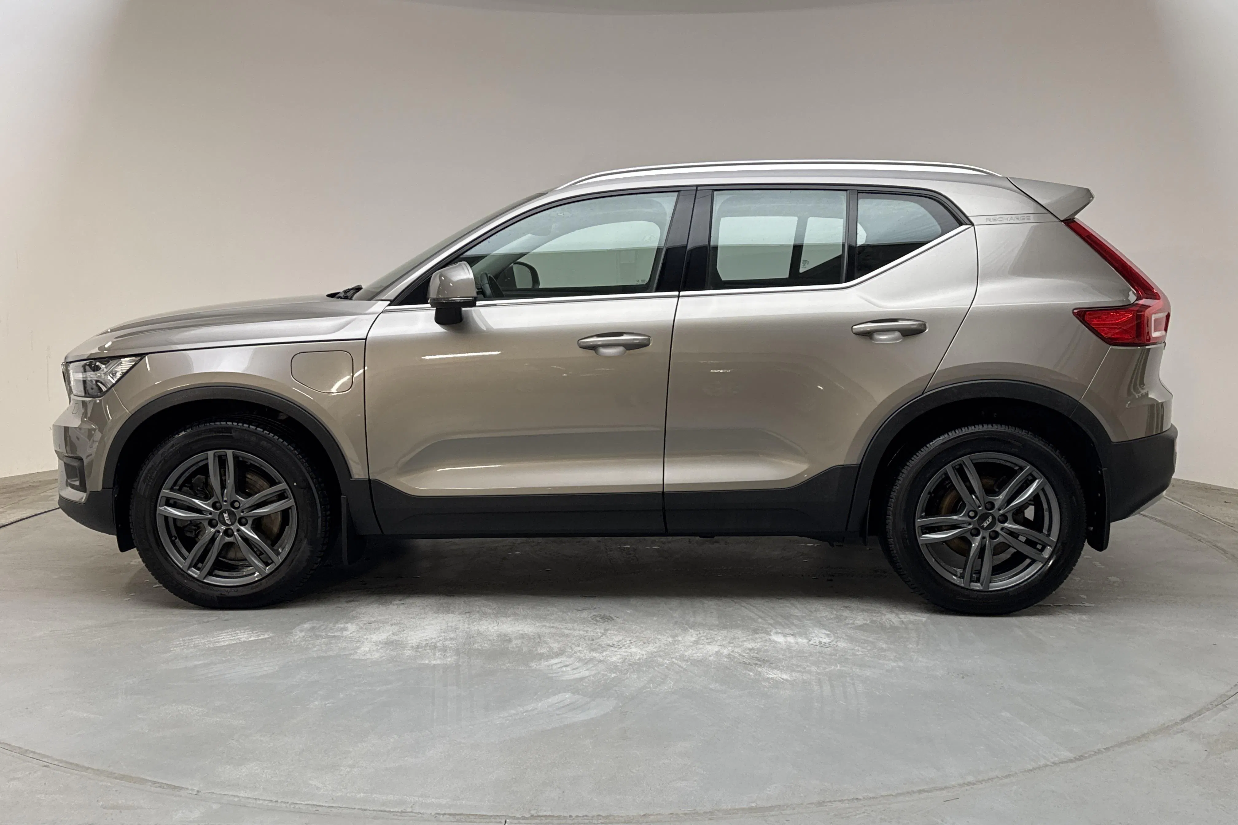 Presentationsfoto 2 av 18: Volvo XC40 T4 2WD Twin Engine (211hk) - 12 465 mil - Automat - grå - 2021