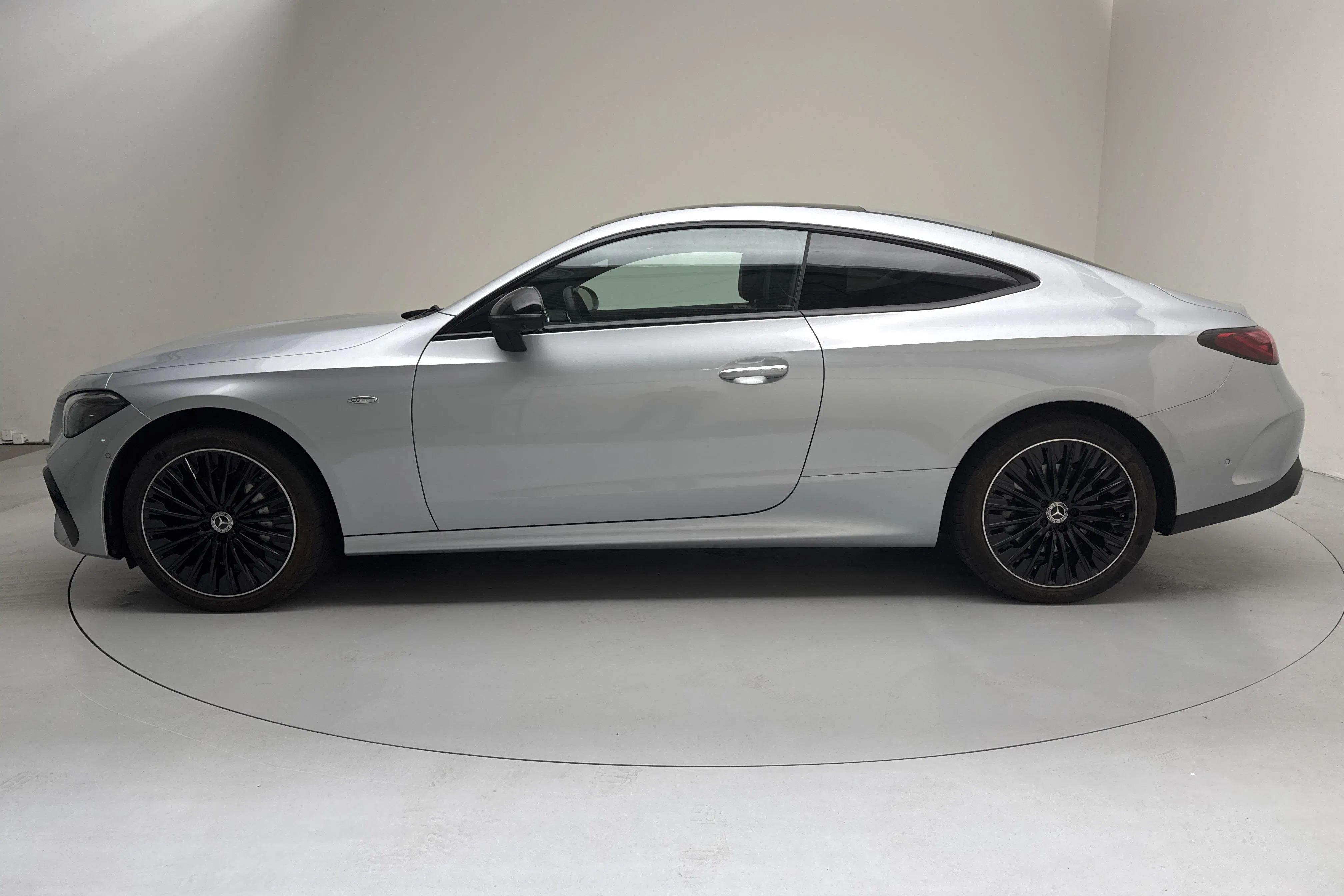 Presentation photo 2 of 19: Mercedes CLE 300 e Coupé C236 (333hk) - 32 290 km - Automatic - silver - 2024