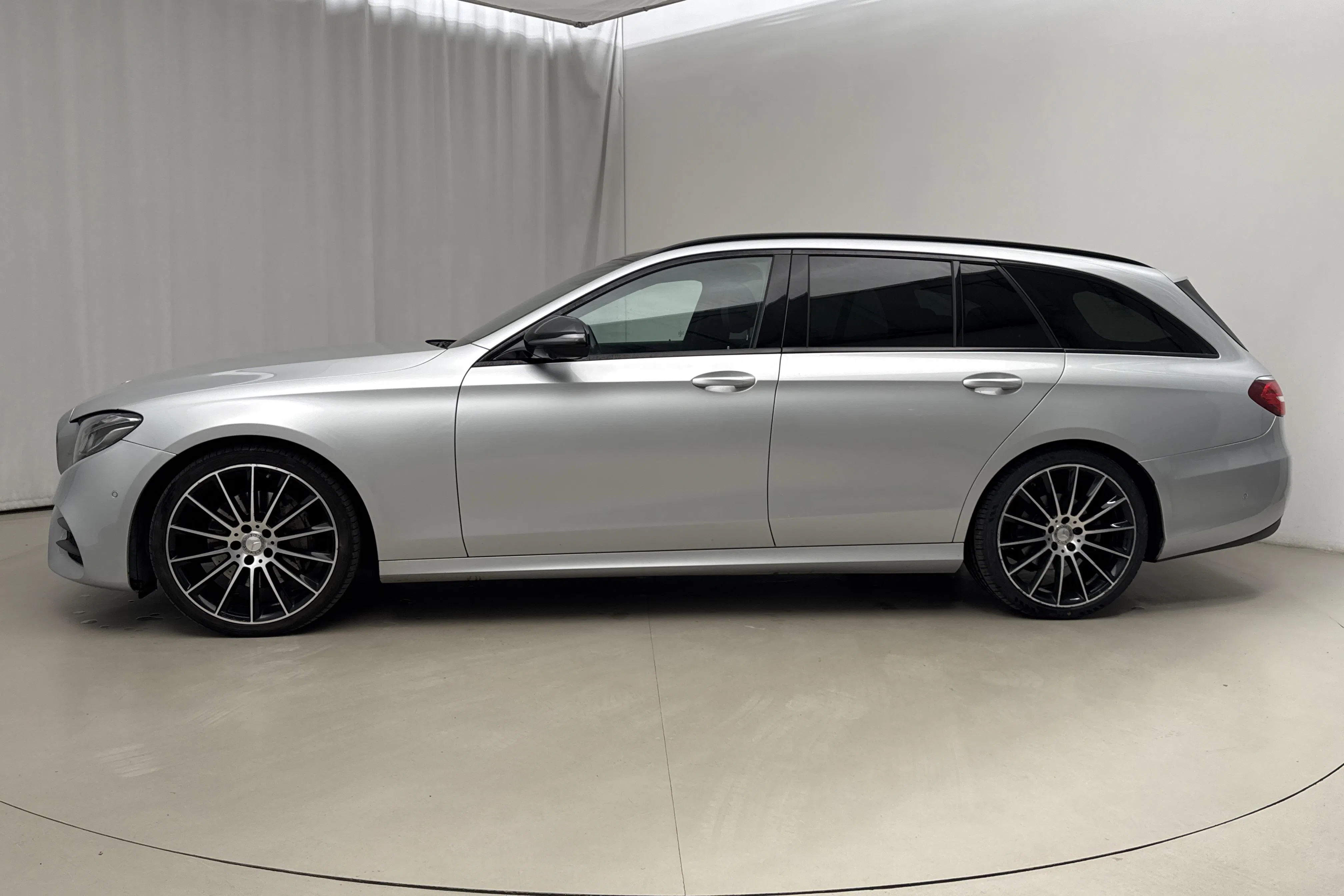 Presentationsfoto 2 av 18: Mercedes E 220 d Kombi S213 (194hk) - 20 906 mil - Automat - silver - 2017