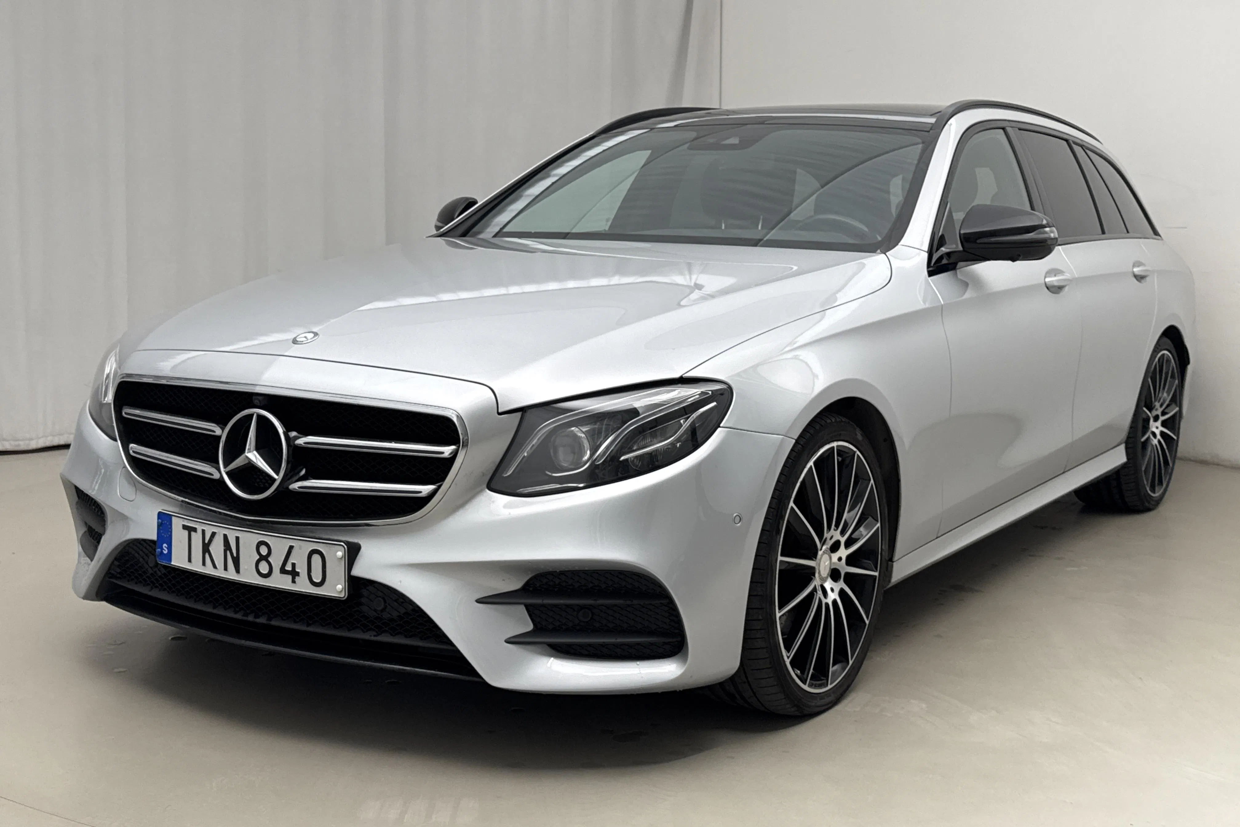 Presentationsfoto 1 av 18: Mercedes E 220 d Kombi S213 (194hk) - 20 906 mil - Automat - silver - 2017