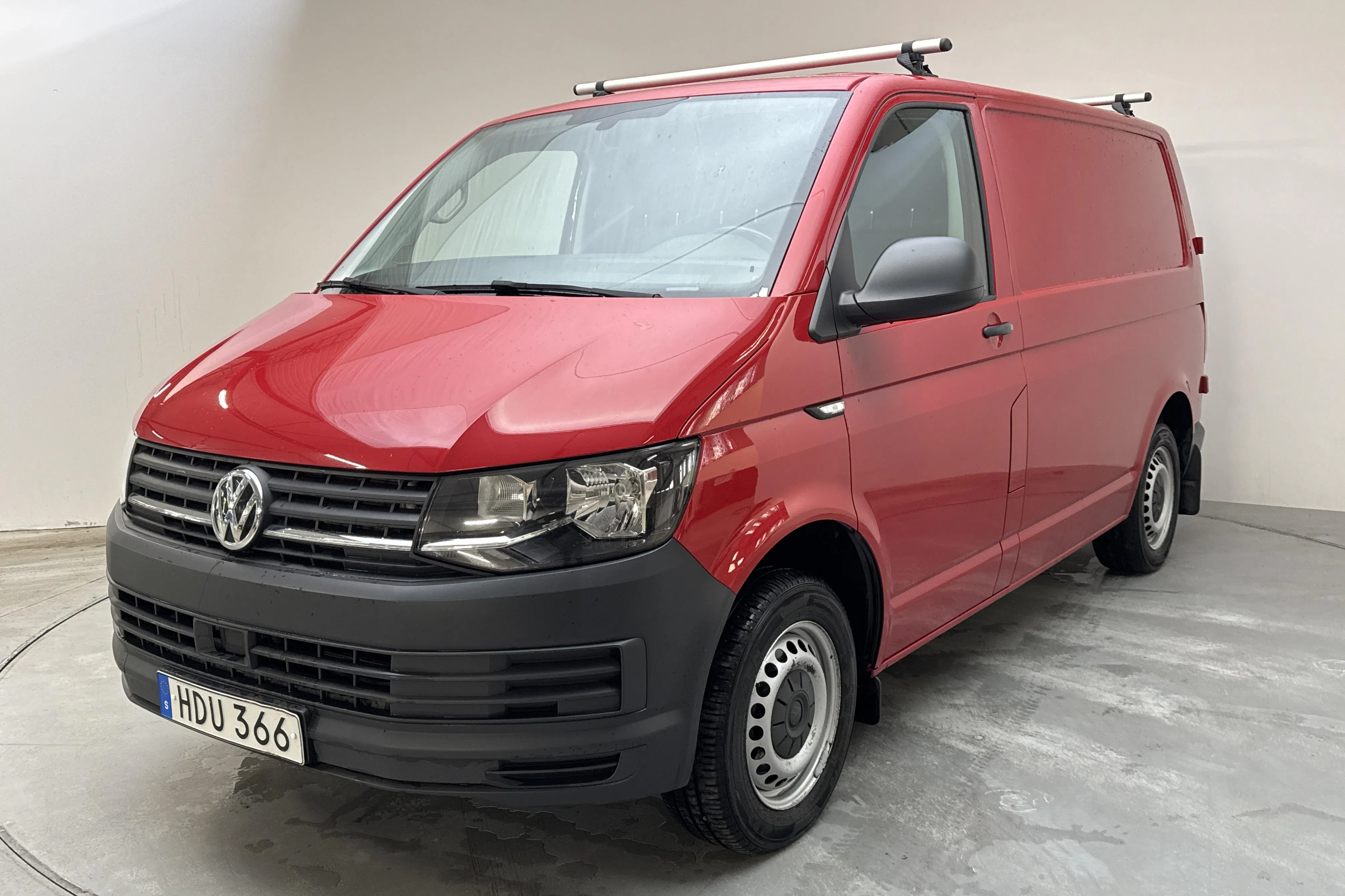 Presentation photo 1 of 12: VW Transporter T6 2.0 TDI BMT Skåp (102hk) - 162 820 km - Manual - red - 2018