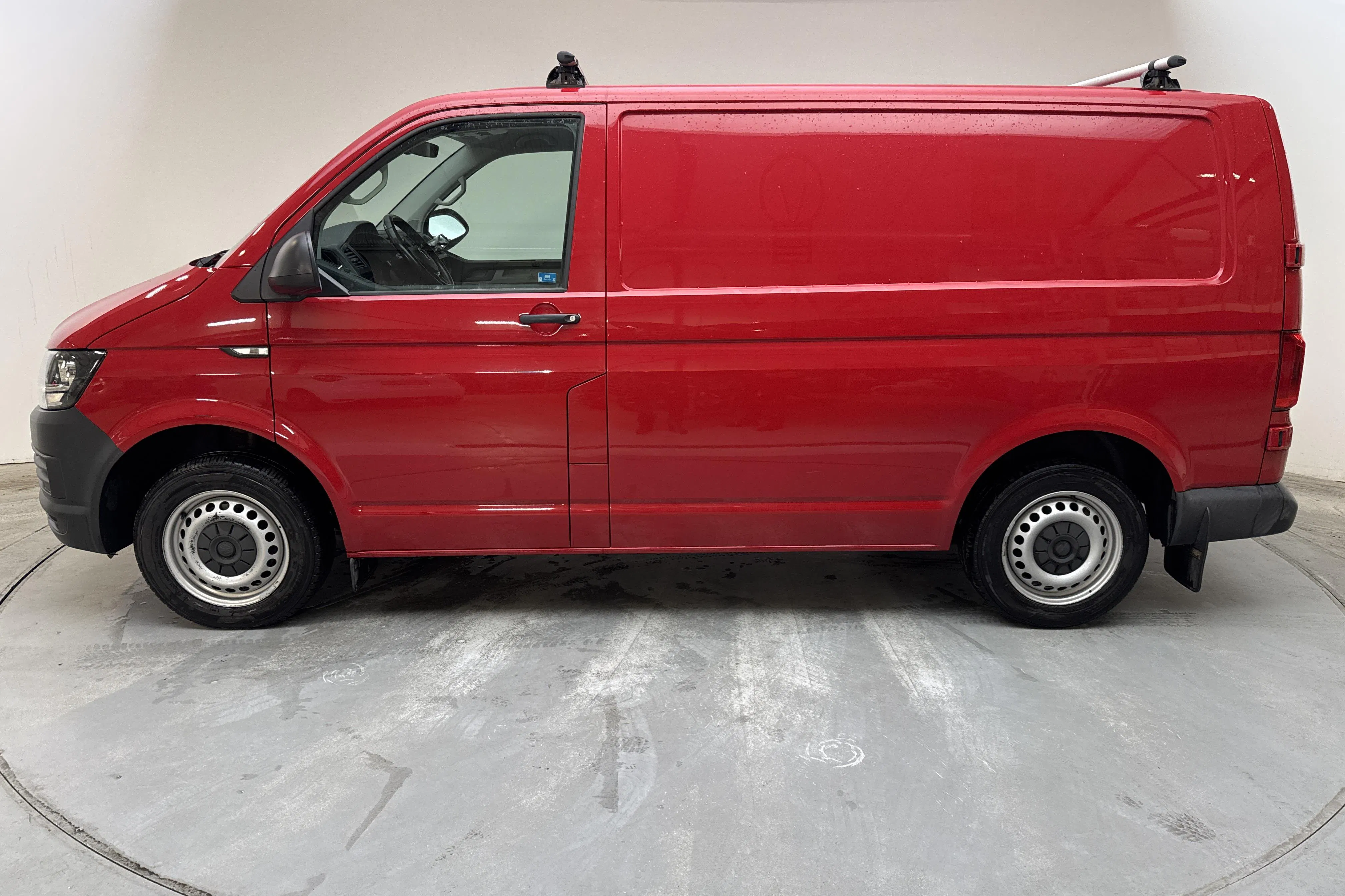 Presentation photo 2 of 12: VW Transporter T6 2.0 TDI BMT Skåp (102hk) - 162 820 km - Manual - red - 2018