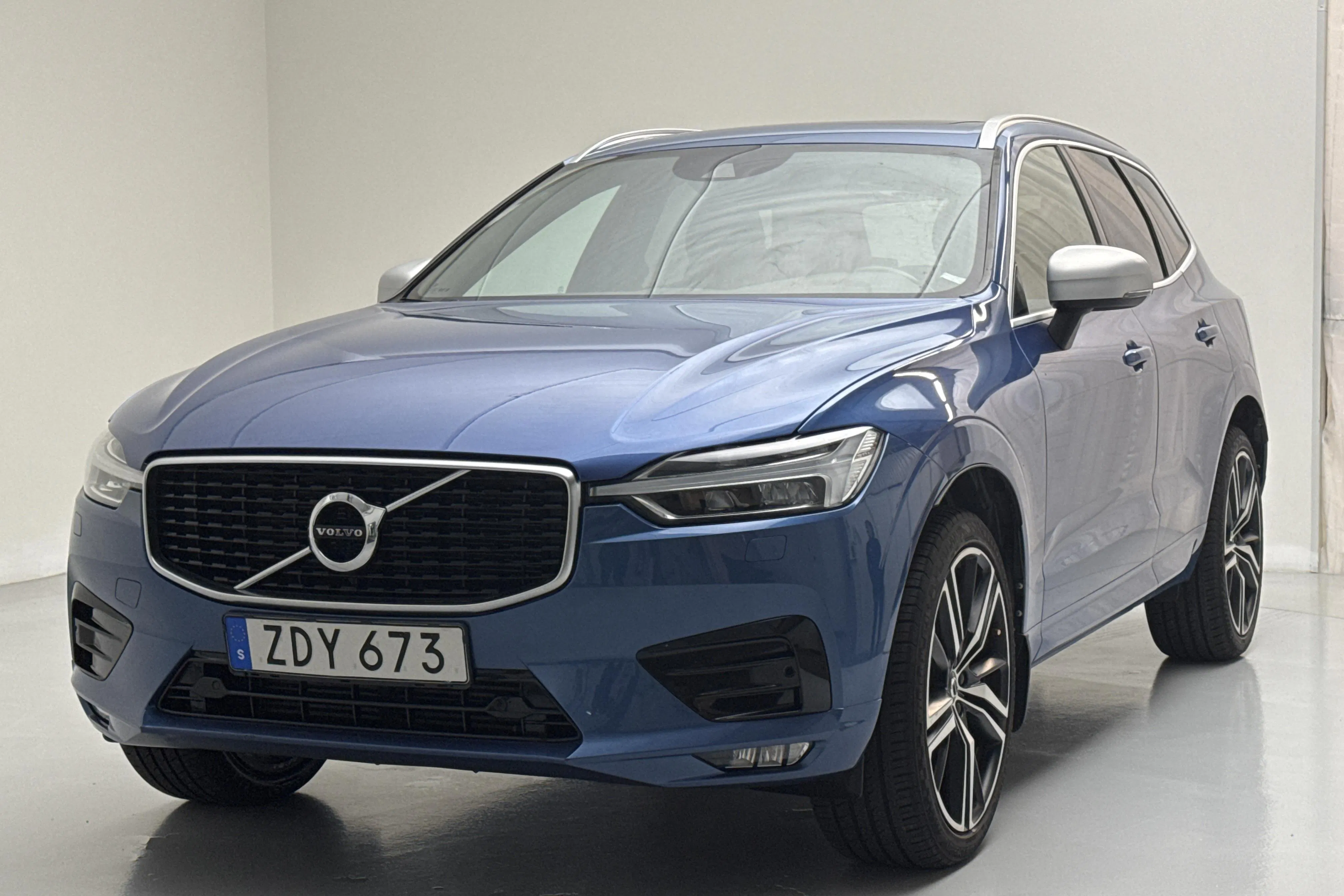 Presentationsfoto 1 av 17: Volvo XC60 T5 AWD (250hk) - 9 648 mil - Automat - blå - 2018