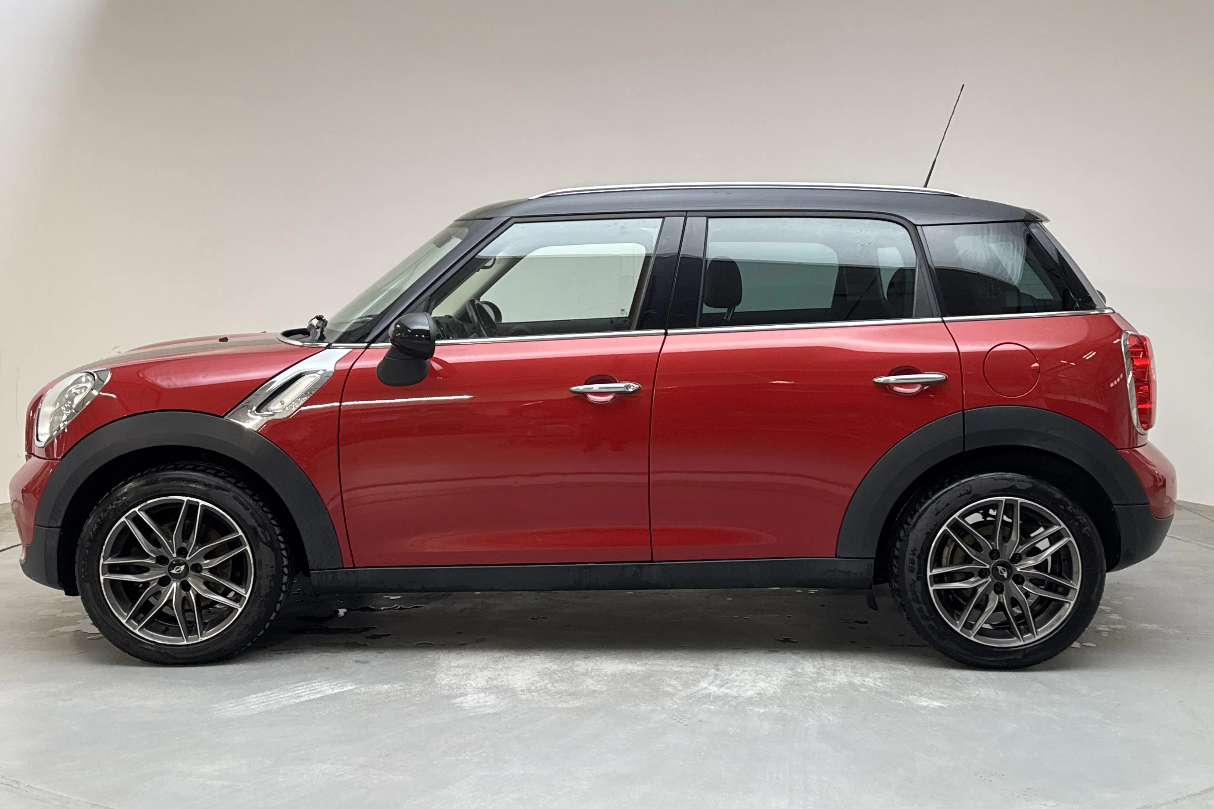 Presentationsfoto 2 av 12: MINI Cooper D Countryman (112hk) - 11 695 mil - Manuell - röd - 2013