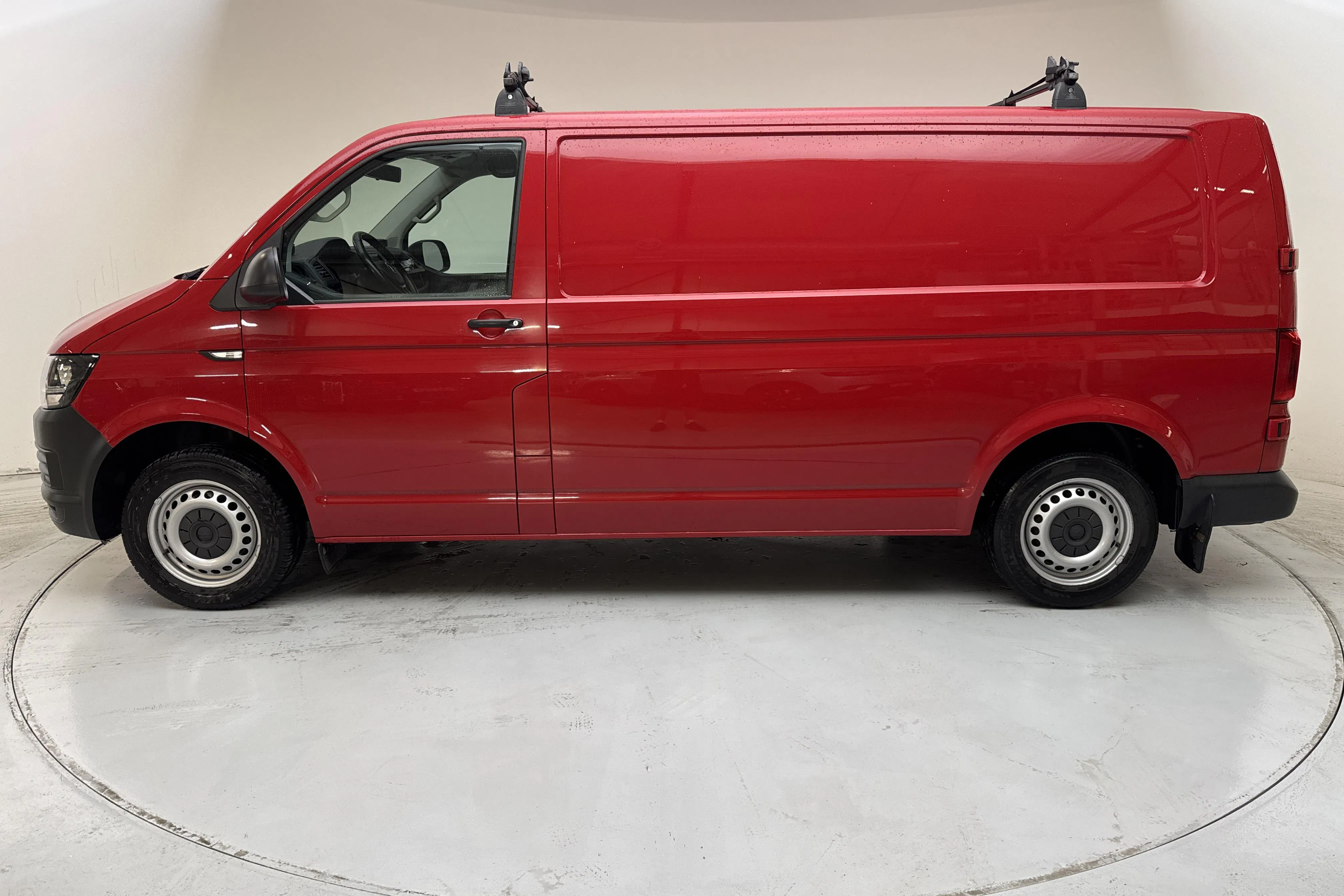 Presentationsfoto 2 av 12: VW Transporter T6 2.0 TDI BMT Skåp (102hk) - 9 573 mil - Manuell - röd - 2017