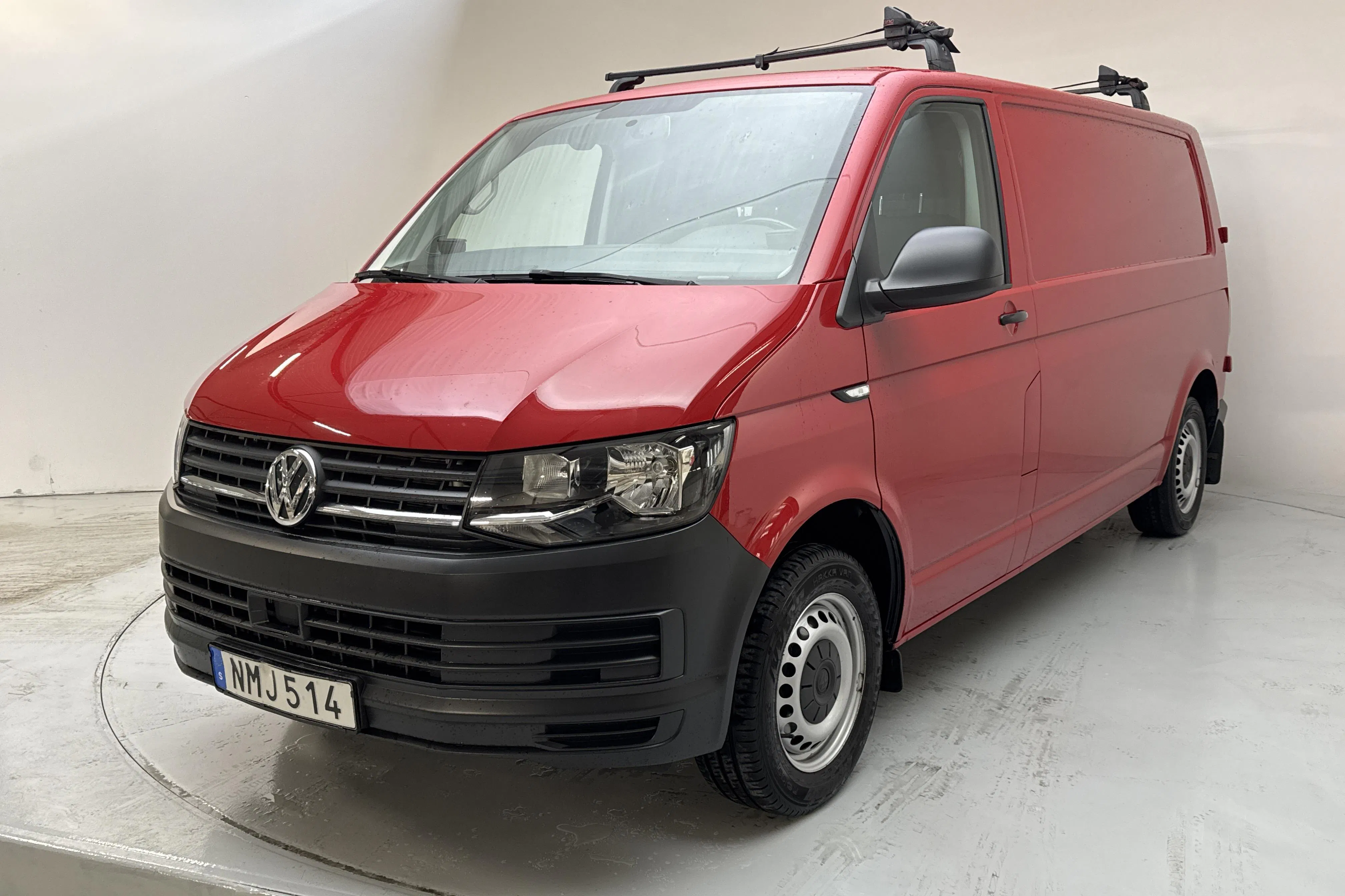 Presentationsfoto 1 av 12: VW Transporter T6 2.0 TDI BMT Skåp (102hk) - 9 573 mil - Manuell - röd - 2017
