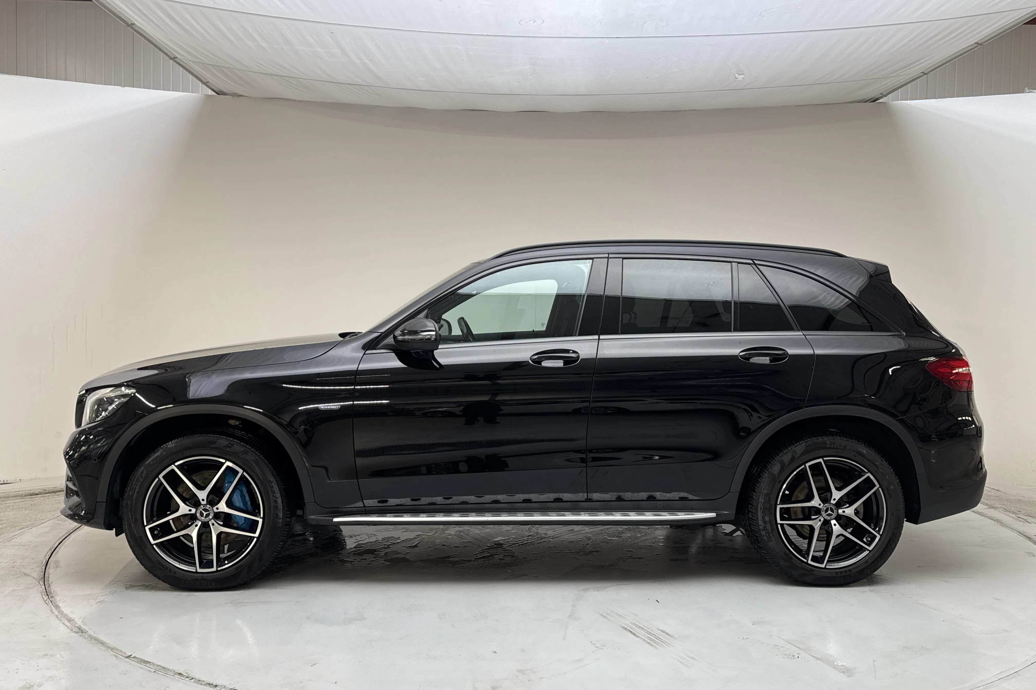 Presentationsfoto 2 av 15: Mercedes GLC 350 e 4MATIC X253 (327hk) - 11 845 mil - Automat - svart - 2017