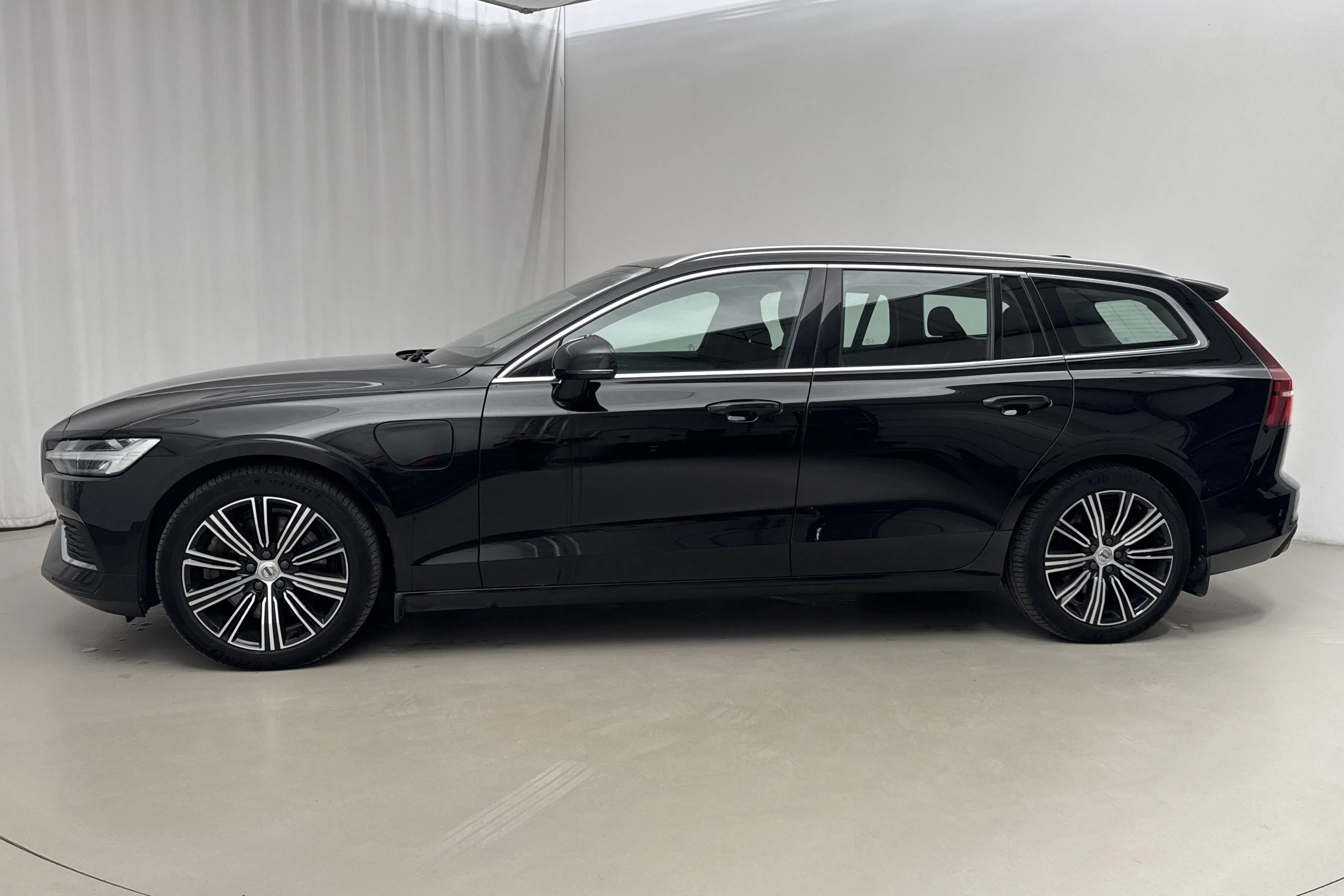 Presentationsfoto 2 av 19: Volvo V60 T6 AWD Twin Engine (340hk) - 8 051 mil - Automat - svart - 2022
