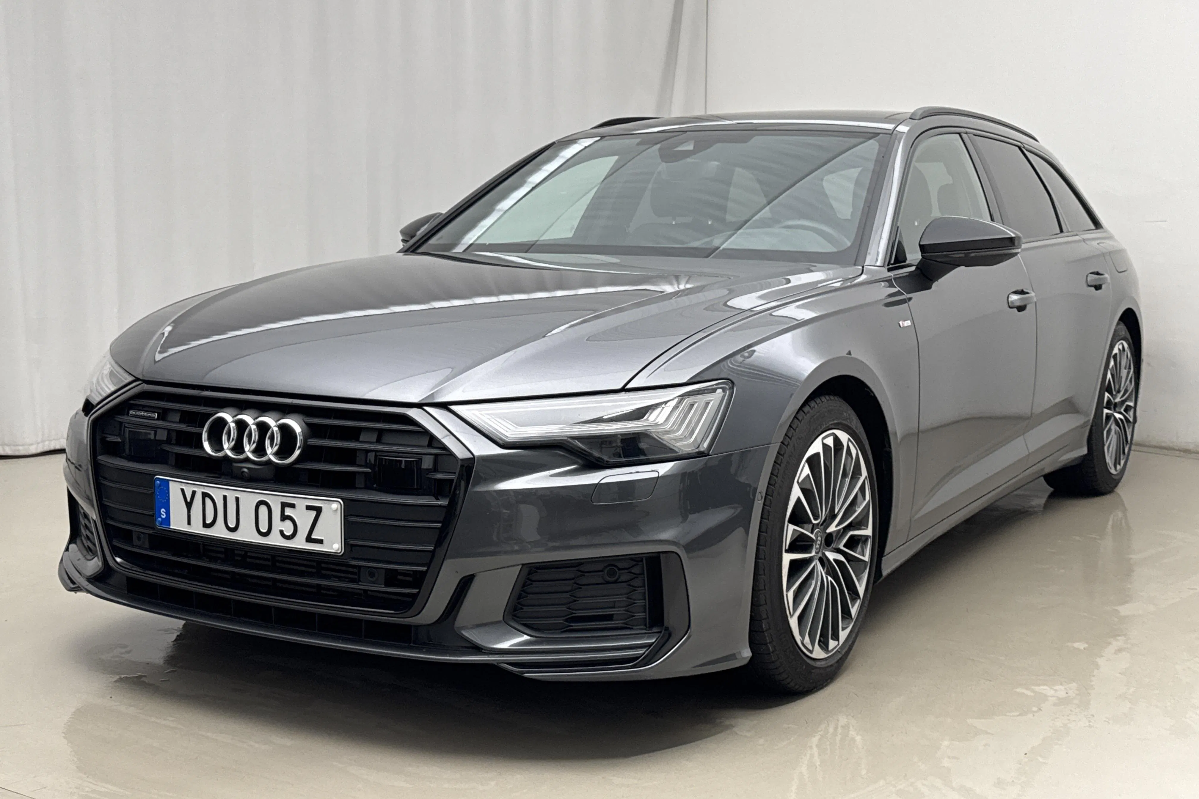 Presentation photo 1 of 27: Audi A6 Avant 55 TFSI e quattro (367hk) - 53 430 km - Automatic - gray - 2023
