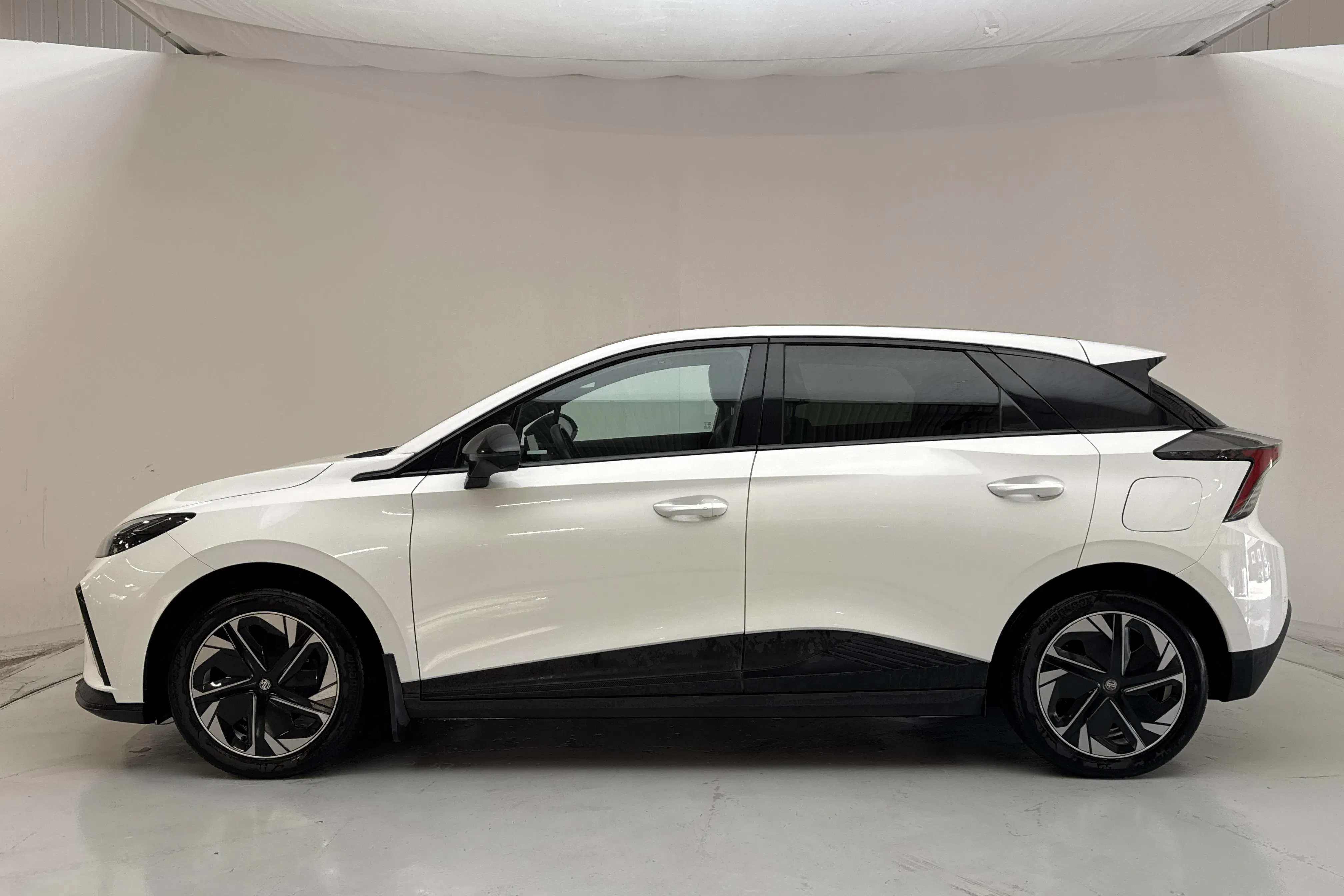 Presentationsfoto 2 av 16: MG MG4 64kWh (204hk) - 8 972 mil - Automat - vit - 2022