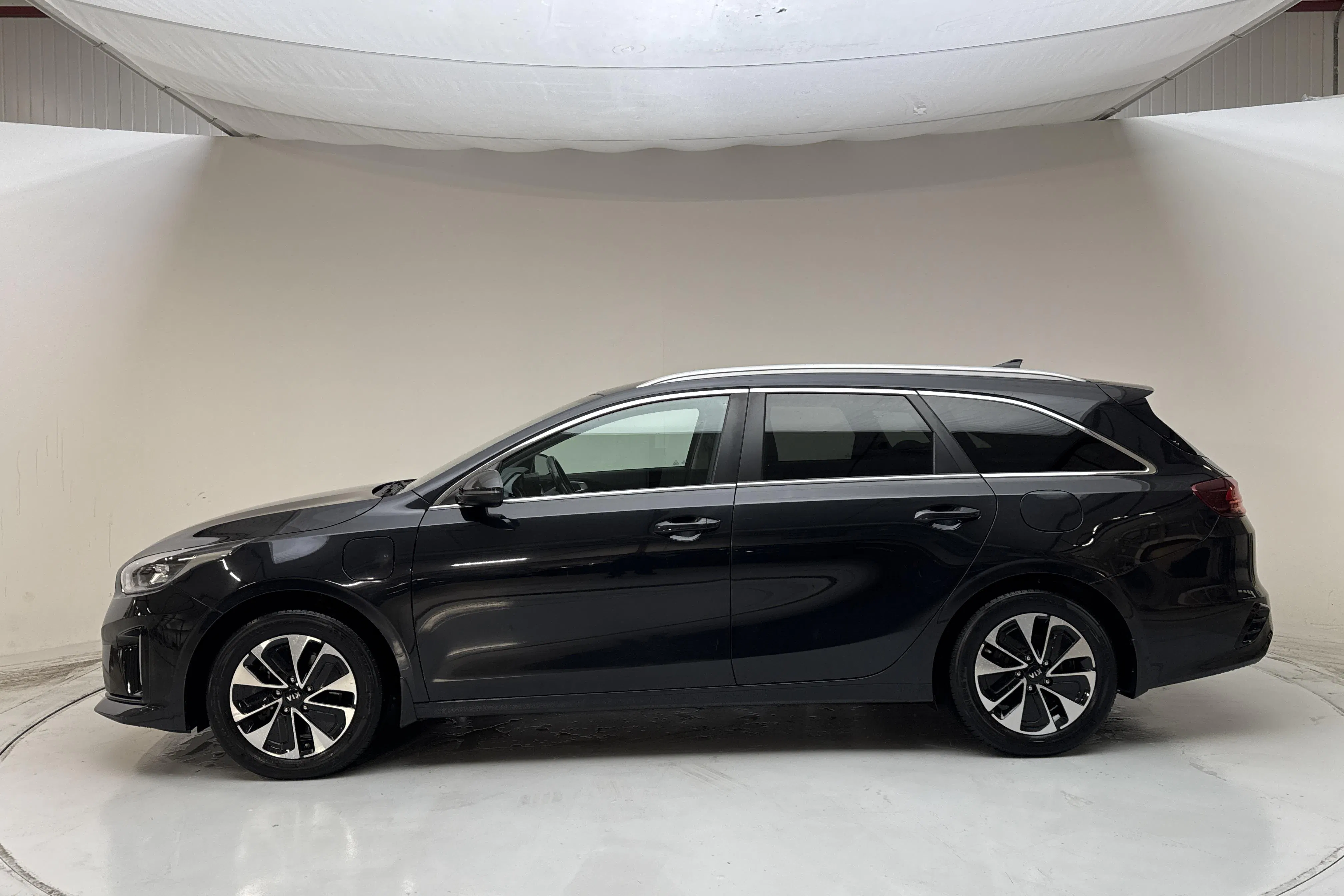 Presentation photo 2 of 17: KIA Ceed 1.6 Plug-in Hybrid SW (141hk) - 109 590 km - Automatic - black - 2021