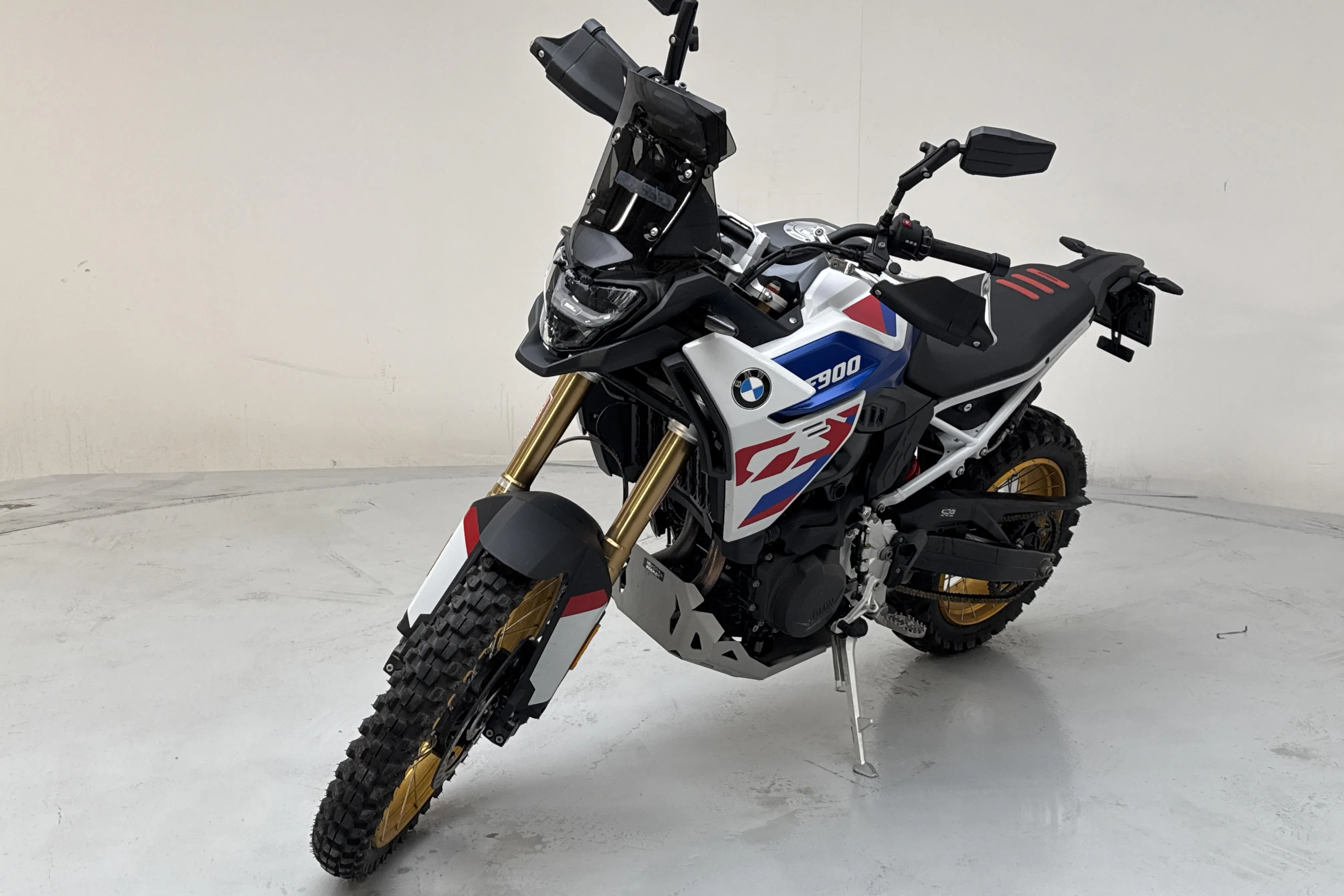 Presentationsfoto 1 av 13: BMW F 900 GS Motorcykel - 328 mil - Manuell - 2024