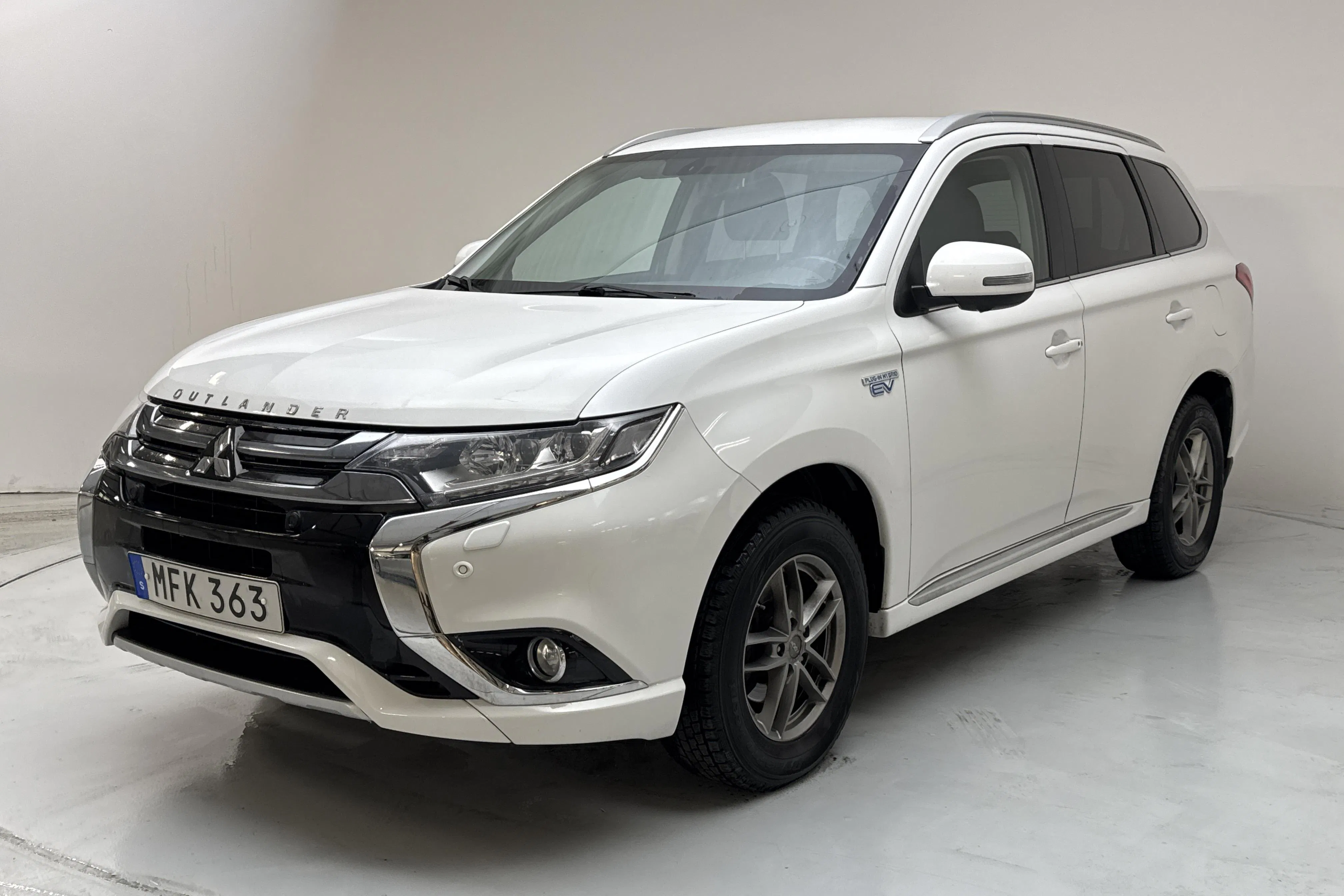 Presentationsfoto 1 av 17: Mitsubishi Outlander 2.0 Plug-in Hybrid 4WD (121hk) - 18 612 mil - Automat - vit - 2016