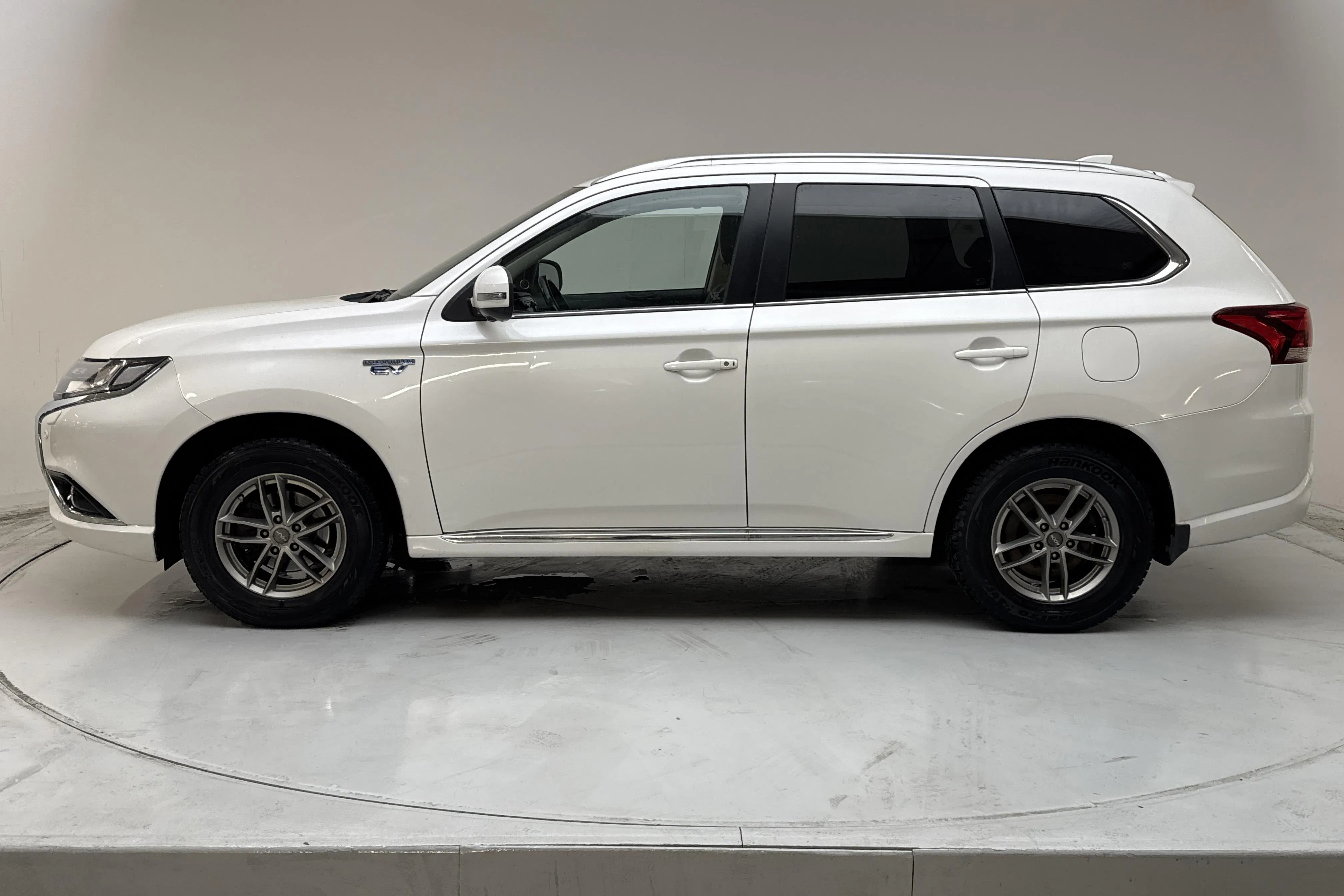 Presentationsfoto 2 av 17: Mitsubishi Outlander 2.0 Plug-in Hybrid 4WD (121hk) - 18 612 mil - Automat - vit - 2016
