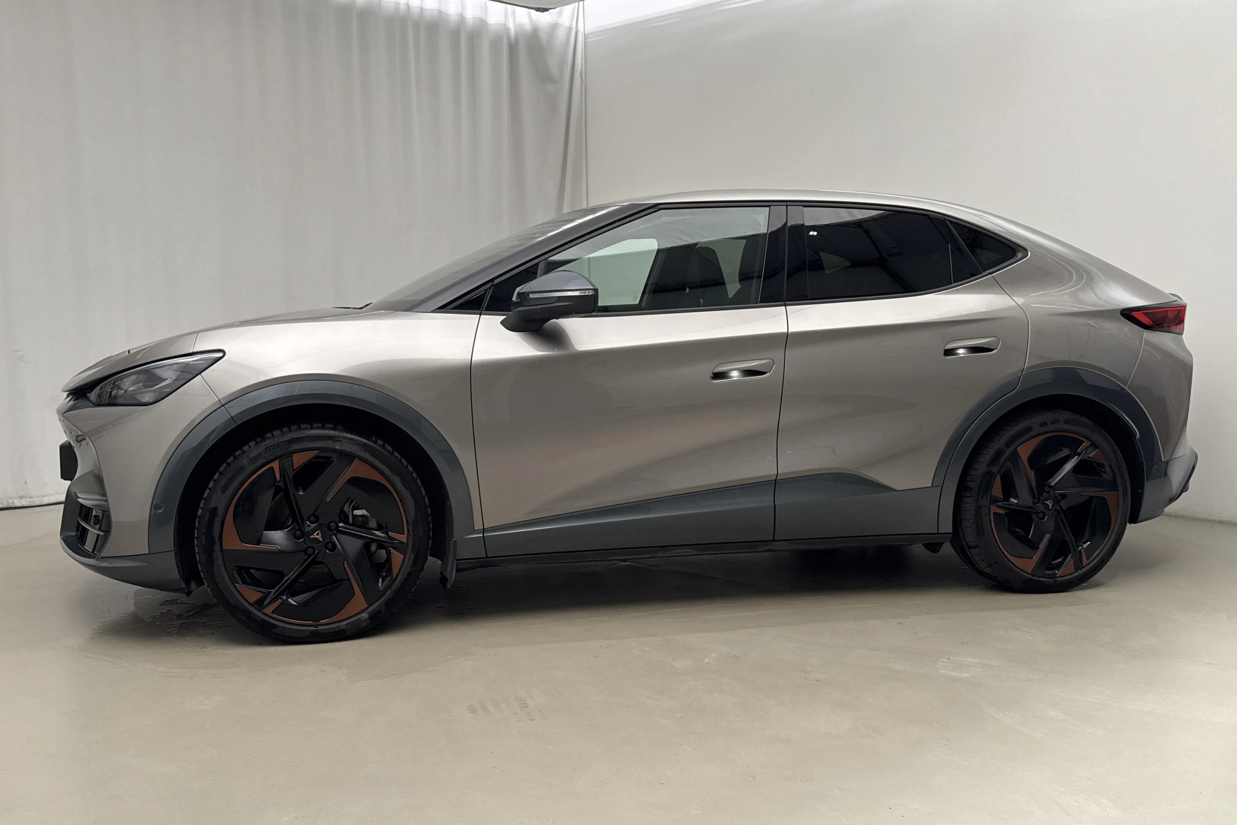 Presentationsfoto 2 av 24: Cupra Tavascan 77kWh 4WD (340hk) - 2 711 mil - Automat - Light Brown - 2024