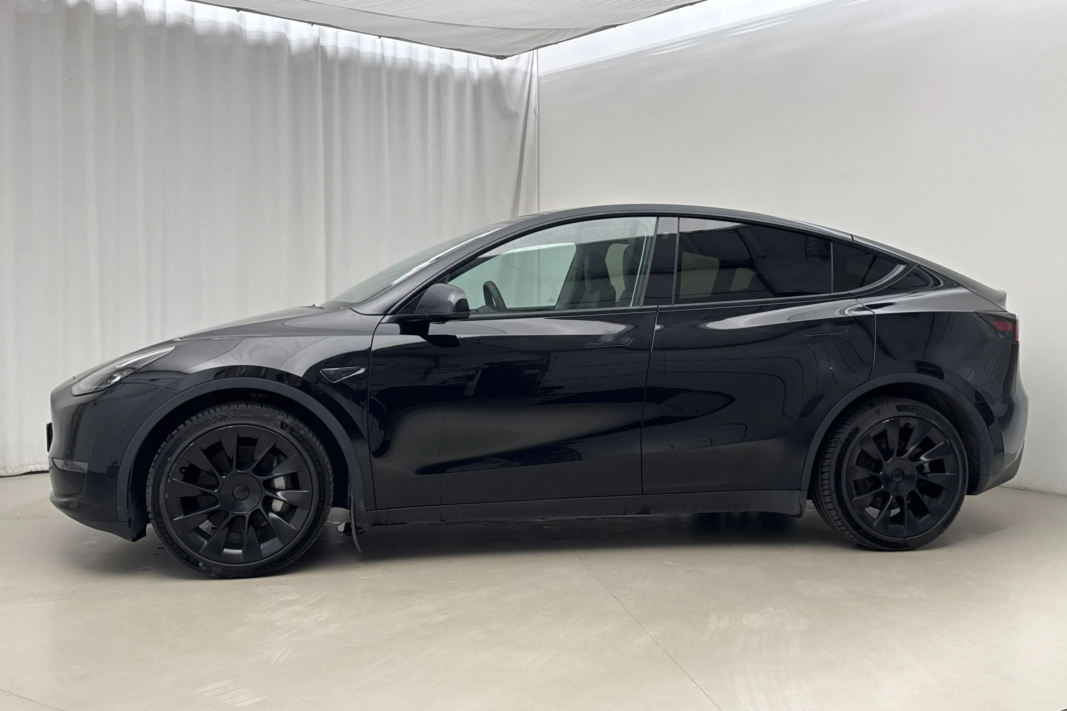 Presentation photo 2 of 24: Tesla Model Y Long Range Dual Motor AWD - 100 000 km - Automatic - black - 2023