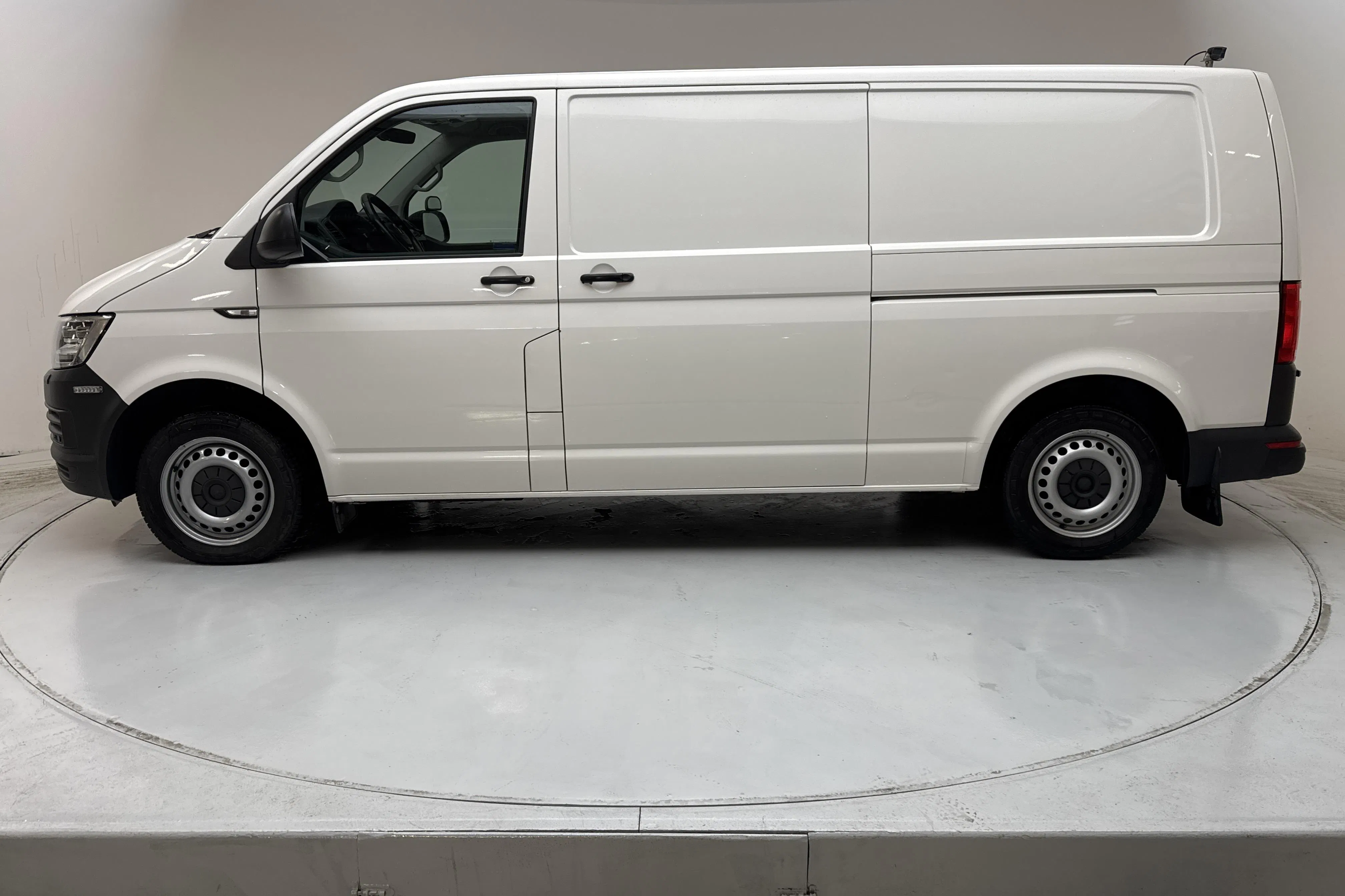 Presentationsfoto 2 av 13: VW Transporter T6 2.0 TDI BMT Skåp 4MOTION (150hk) - 16 779 mil - Automat - vit - 2019