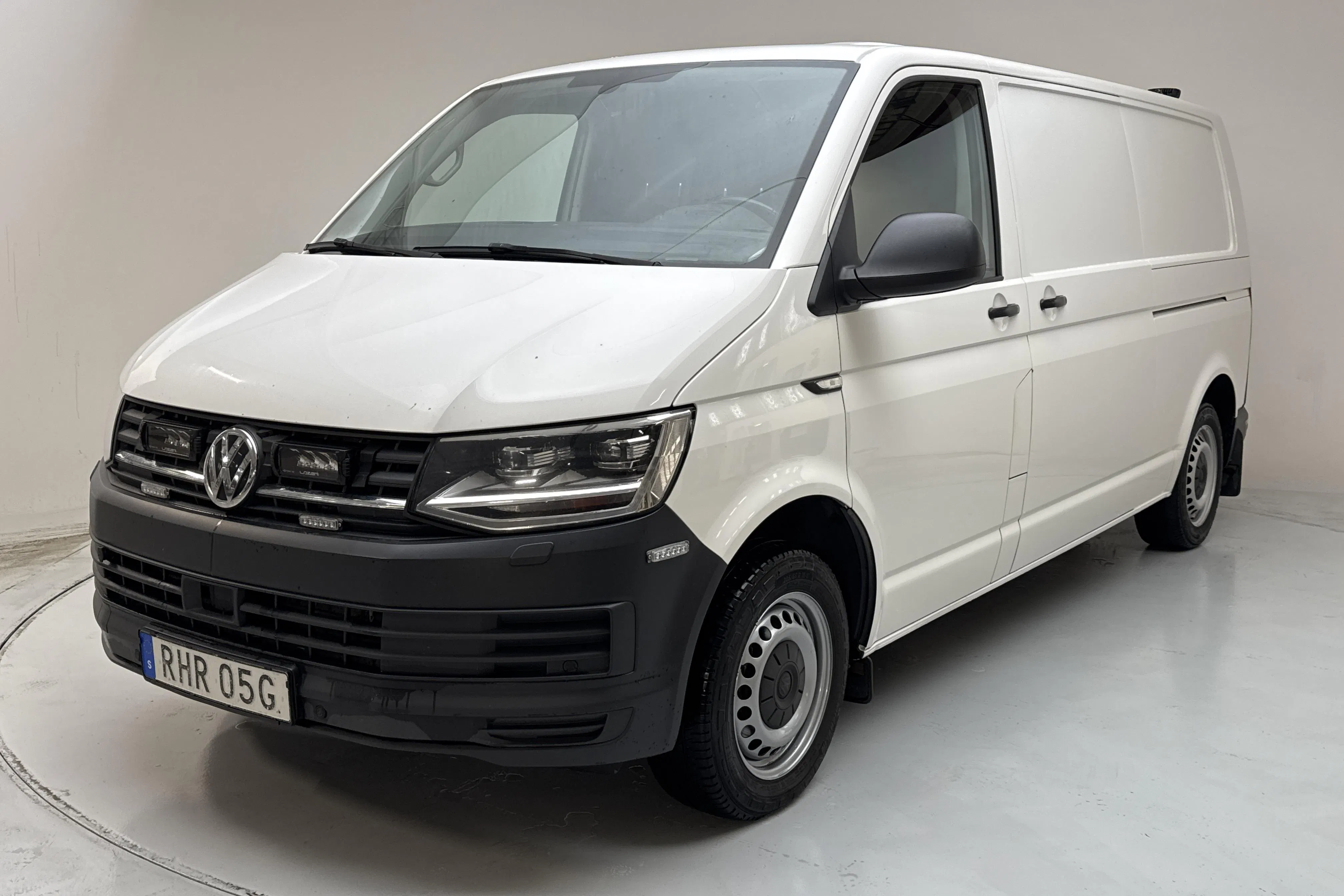 Presentationsfoto 1 av 13: VW Transporter T6 2.0 TDI BMT Skåp 4MOTION (150hk) - 16 779 mil - Automat - vit - 2019