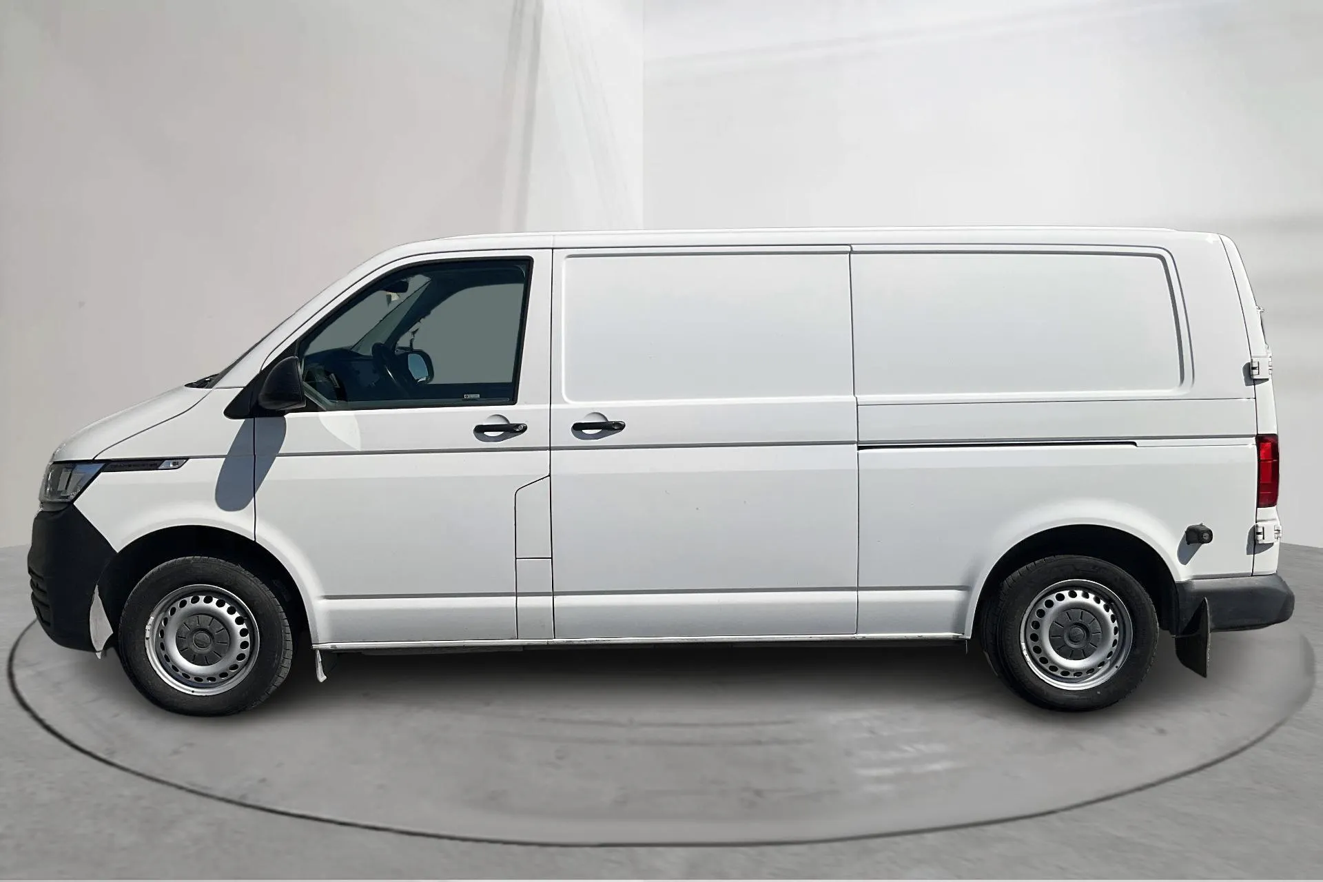 Presentationsfoto 2 av 14: VW Transporter T6 2.0 TDI BMT Skåp 4MOTION (150hk) - 11 958 mil - Automat - vit - 2020