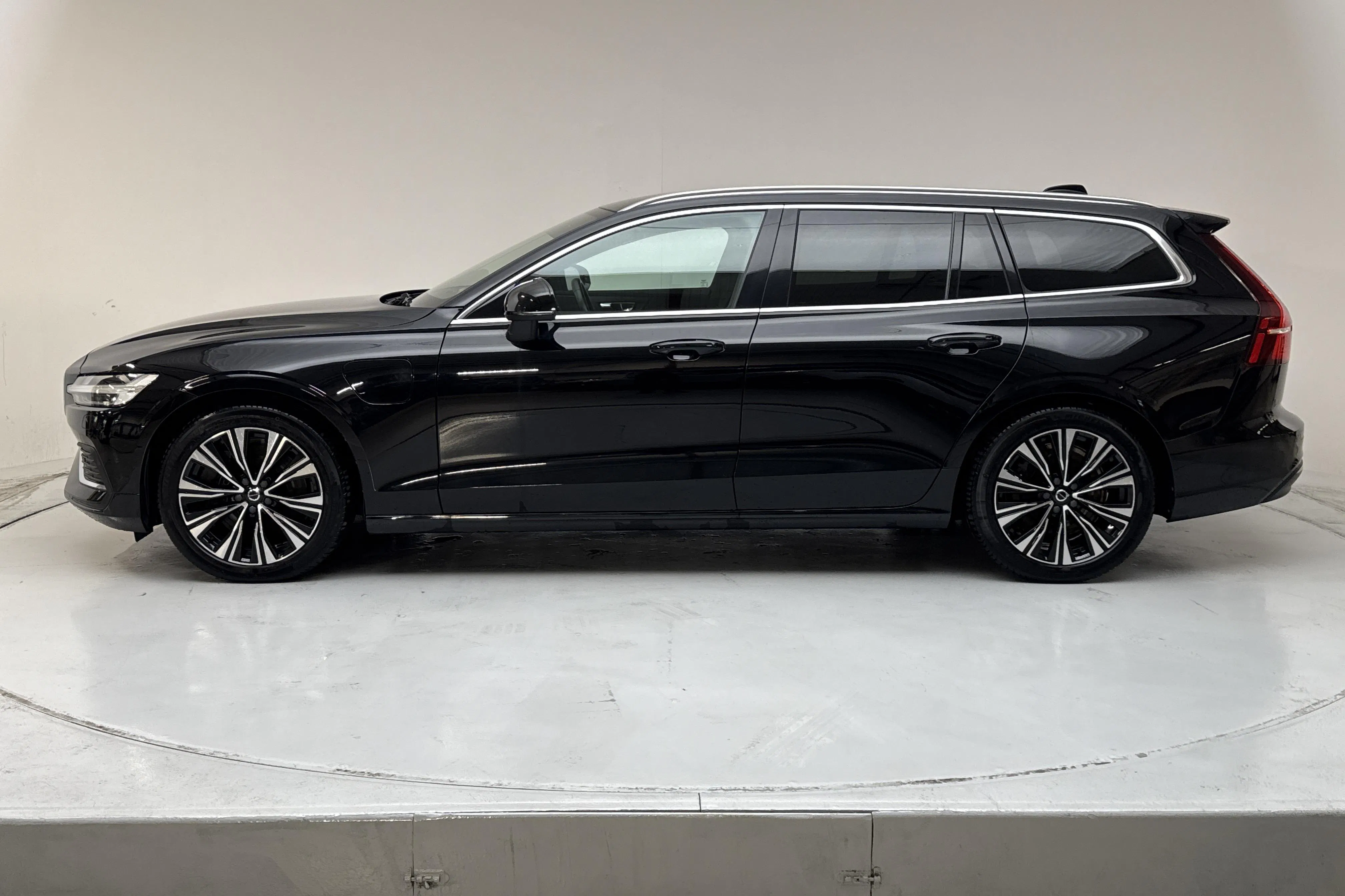 Presentationsfoto 2 av 18: Volvo V60 T6 AWD Recharge (350hk) - 5 450 mil - Automat - svart - 2023