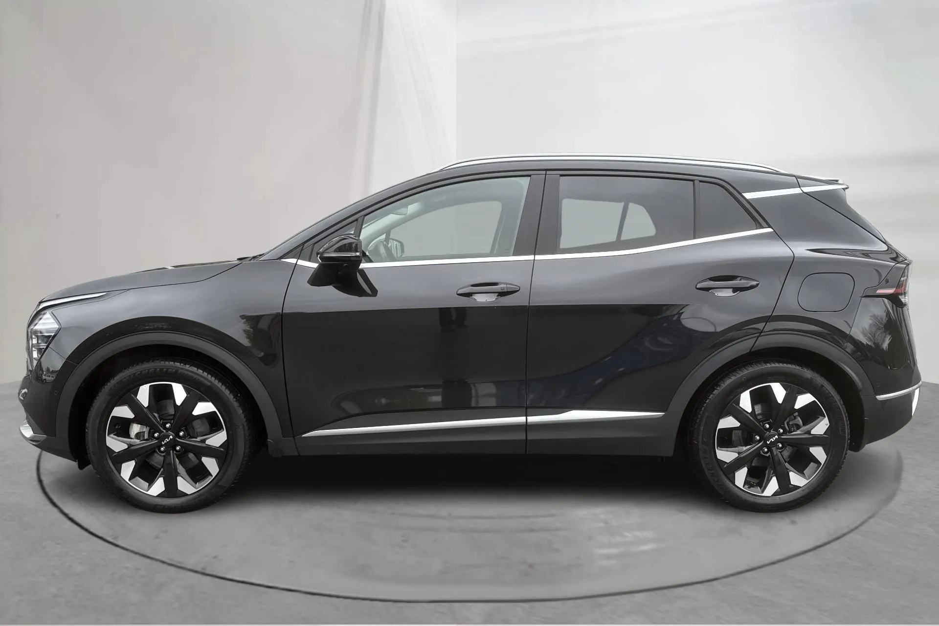 Presentationsfoto 2 av 21: KIA Sportage PHEV AWD (265hk) - 6 511 mil - Automat - svart - 2025