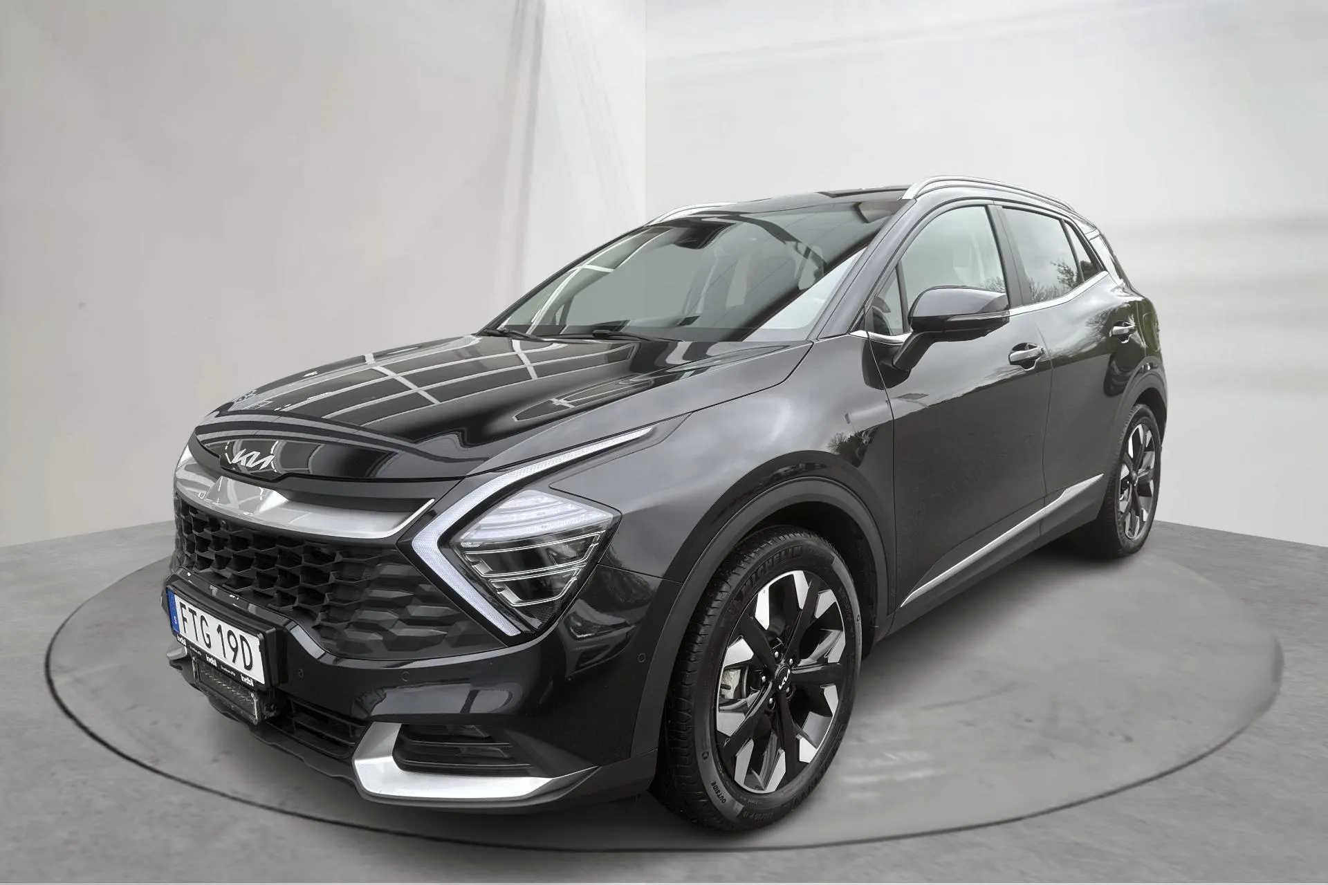 Presentationsfoto 1 av 21: KIA Sportage PHEV AWD (265hk) - 6 511 mil - Automat - svart - 2025