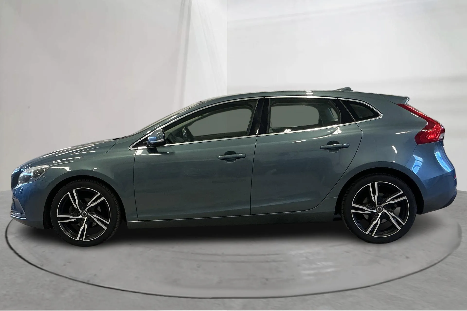 Presentationsfoto 2 av 13: Volvo V40 D2 (115hk) - 24 777 mil - Manuell - blå - 2013