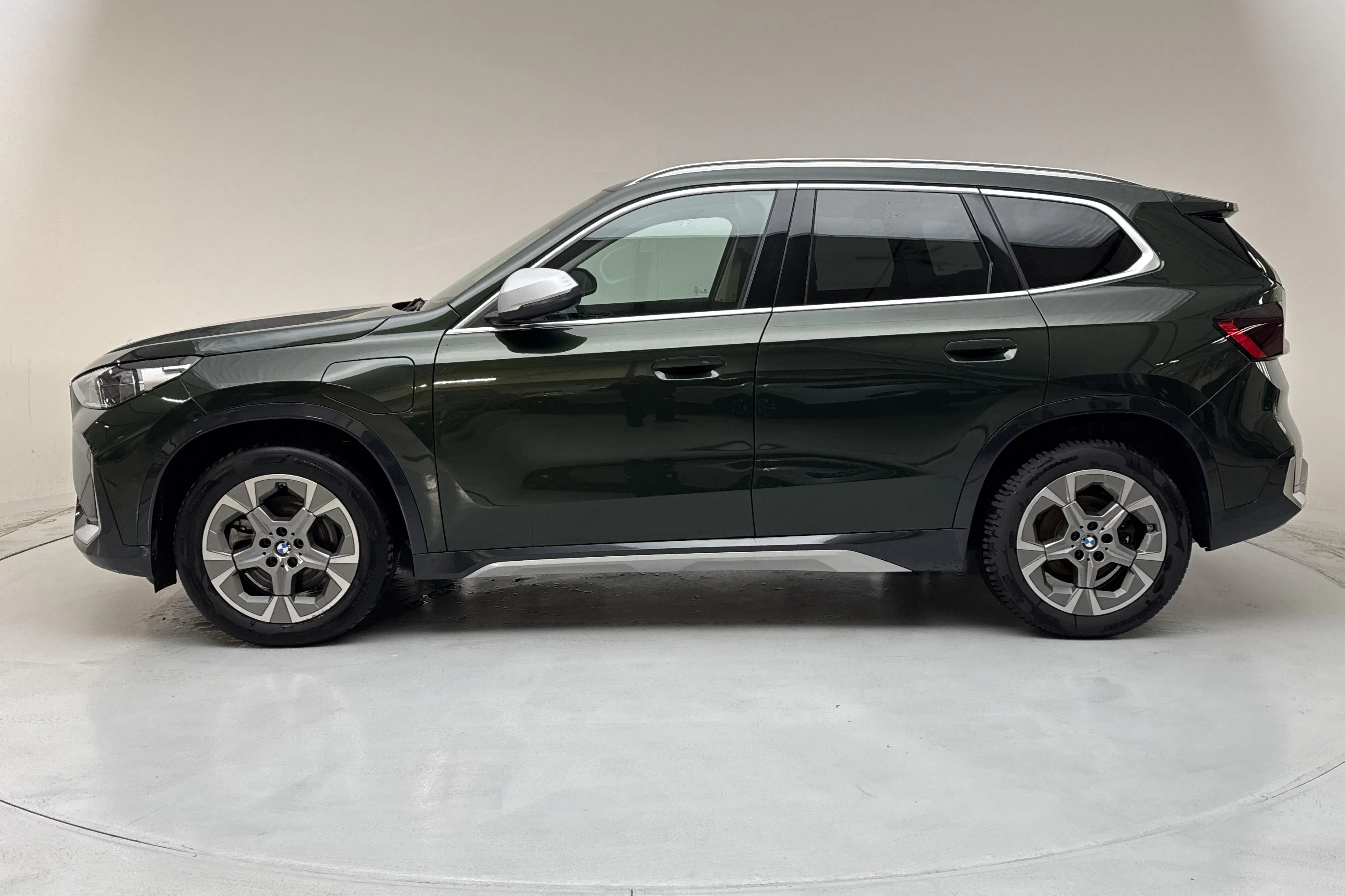 Presentationsfoto 2 av 16: BMW X1 xDrive25e, U11 (245hk) - 6 841 mil - Automat - grön - 2024