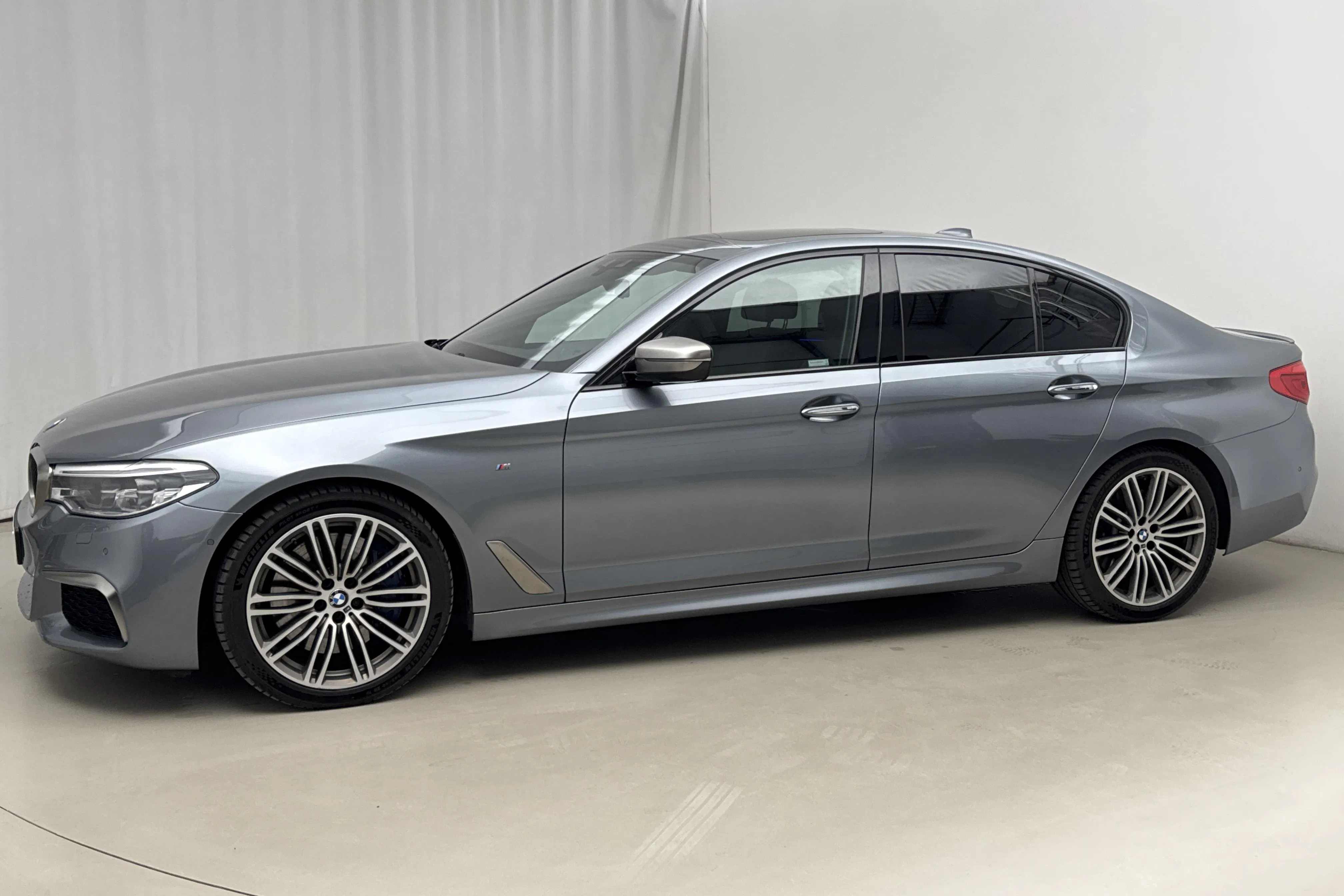 Presentation photo 2 of 20: BMW M550i xDrive Sedan, G30 (462hk) - 110 270 km - Automatic - blue - 2017