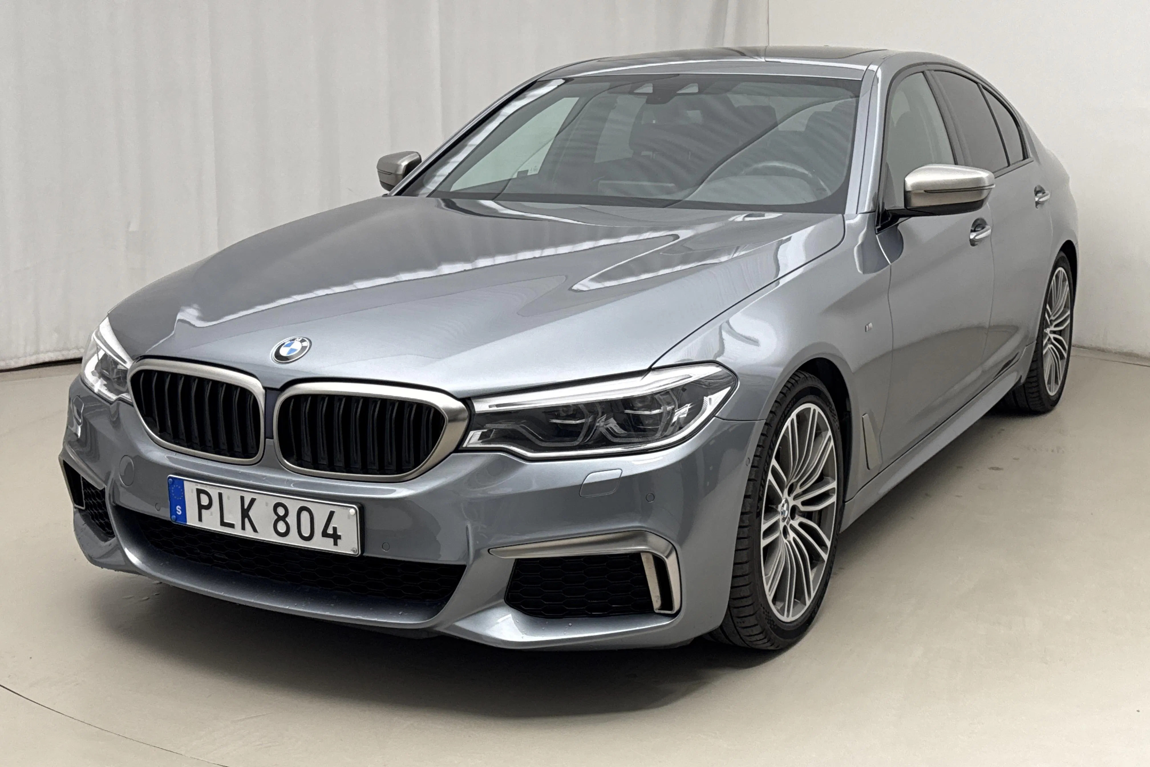 Presentation photo 1 of 20: BMW M550i xDrive Sedan, G30 (462hk) - 110 270 km - Automatic - blue - 2017