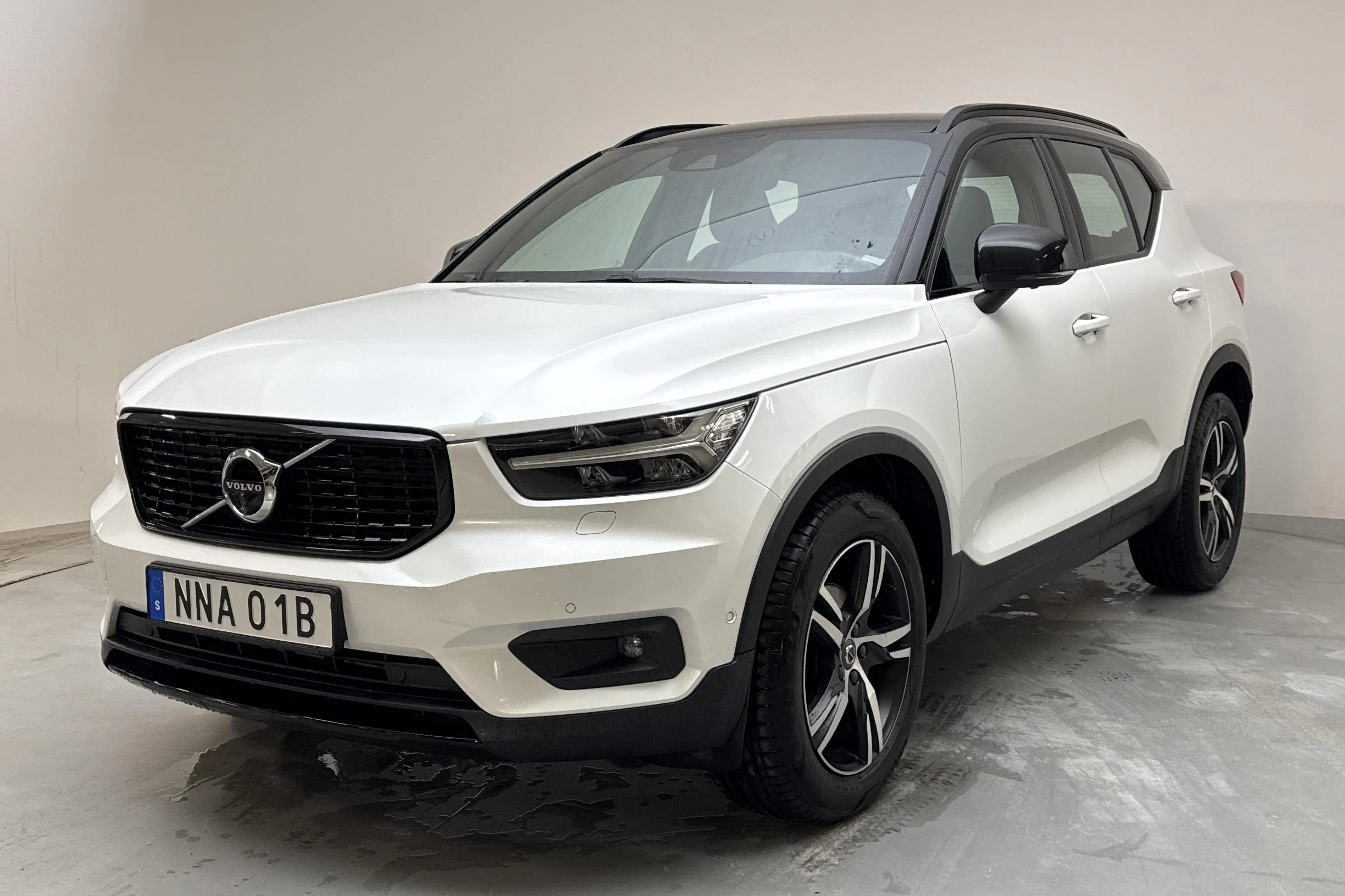 Presentationsfoto 1 av 15: Volvo XC40 D3 2WD (150hk) - 8 426 mil - Automat - vit - 2020